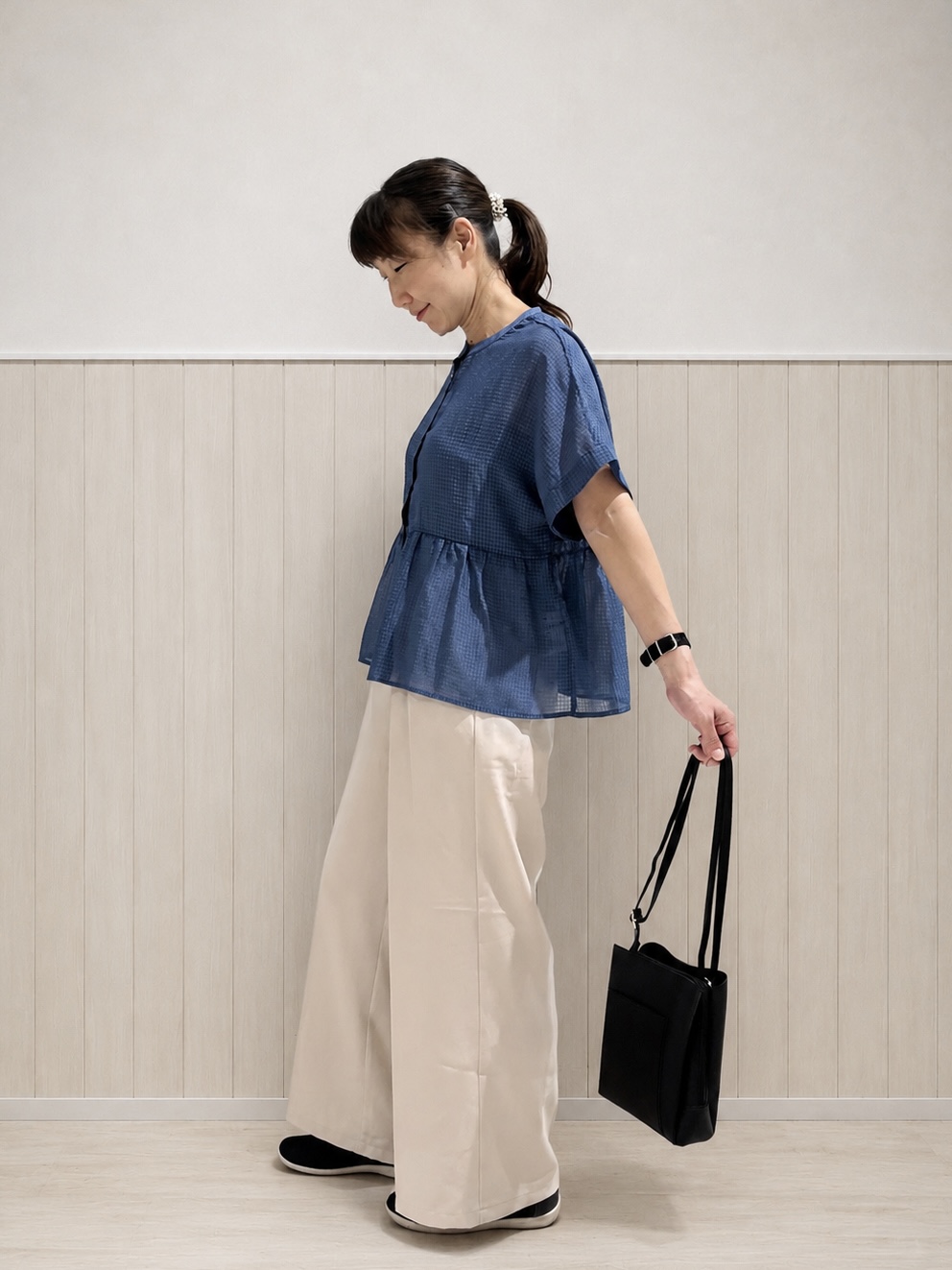 まつみさんの「SHOO･LA･RUE｜【体型カバー/洗濯機可】二の腕とお腹周りが隠せる シアーペプラムブラウス」を使ったコーディネート