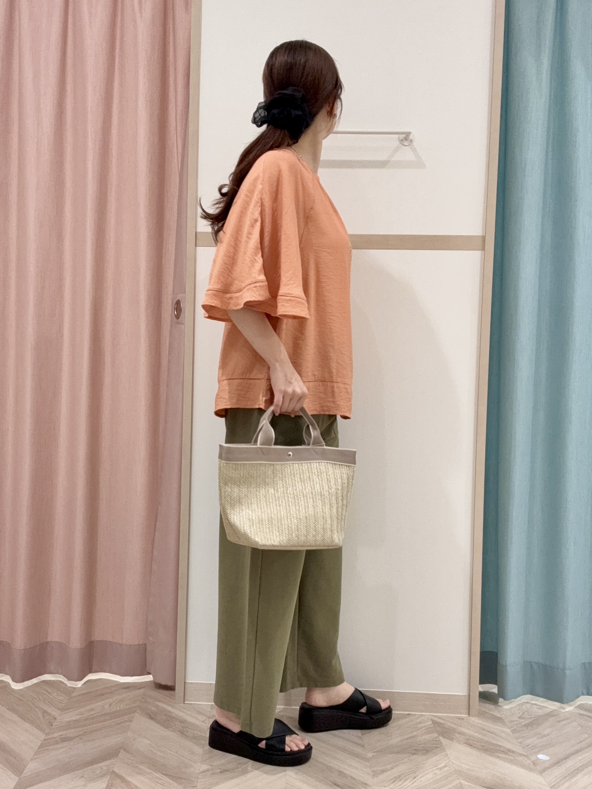 kさんの「SHOO･LA･RUE｜【S-LL/洗濯機可/体型カバー】はしごレースがポイント スラブポンチョ風ブラウス」を使ったコーディネート