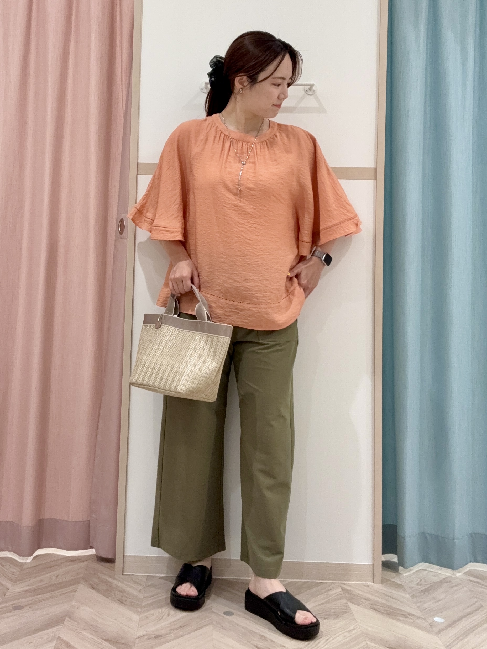 kさんの「SHOO･LA･RUE｜【S-LL/洗濯機可/体型カバー】はしごレースがポイント スラブポンチョ風ブラウス」を使ったコーディネート