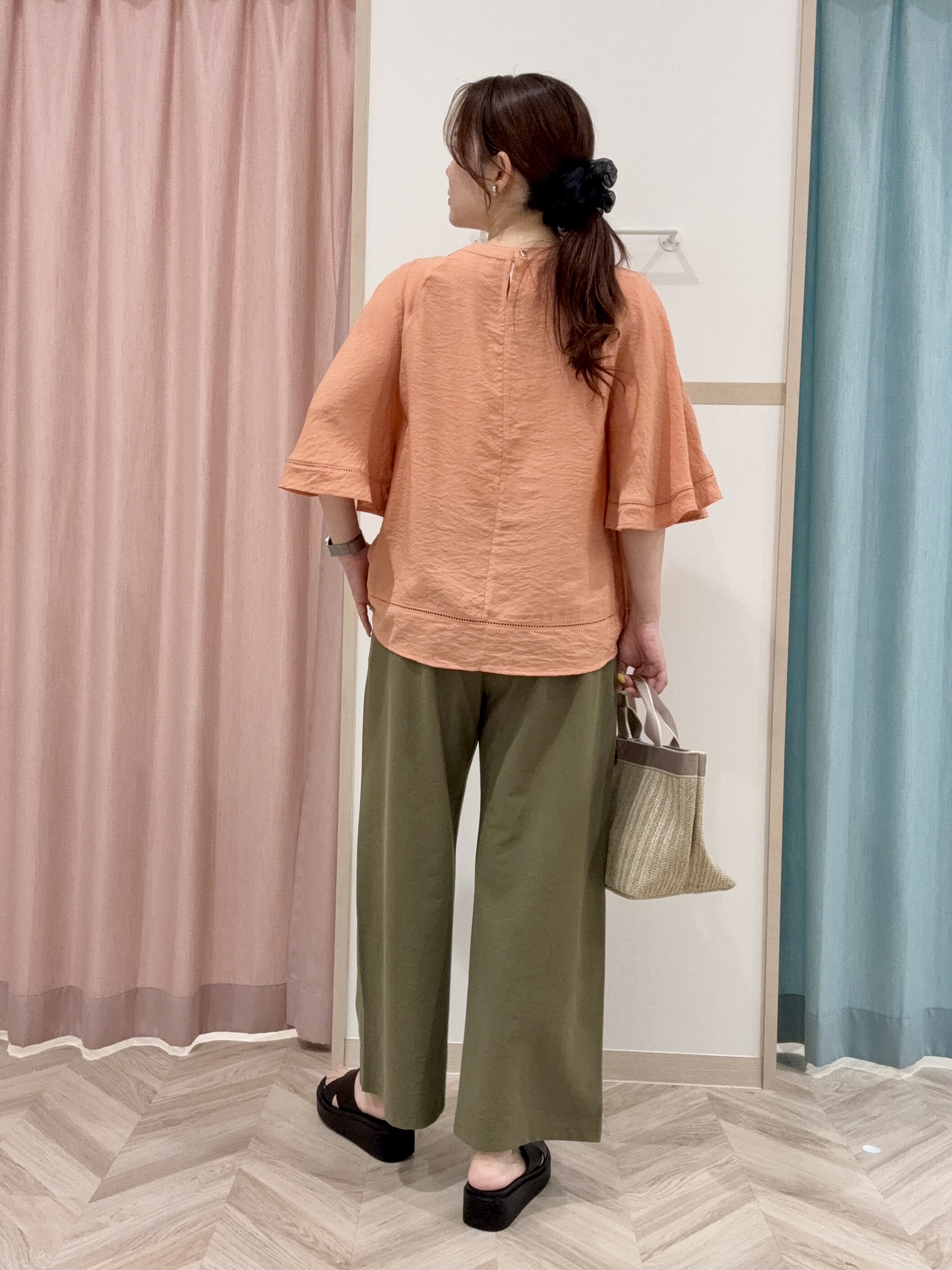 kさんの「SHOO･LA･RUE｜【S-LL/洗濯機可/体型カバー】はしごレースがポイント スラブポンチョ風ブラウス」を使ったコーディネート