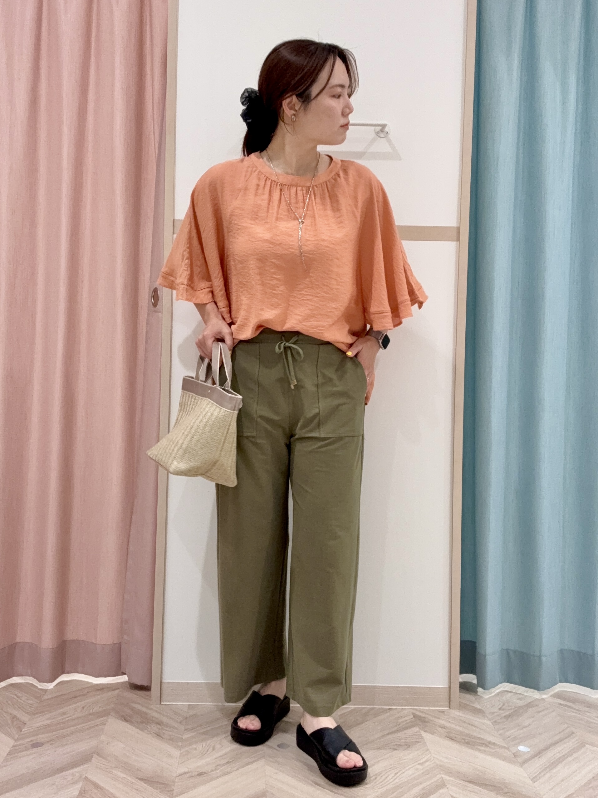kさんの「SHOO･LA･RUE｜【S-LL/洗濯機可/体型カバー】はしごレースがポイント スラブポンチョ風ブラウス」を使ったコーディネート