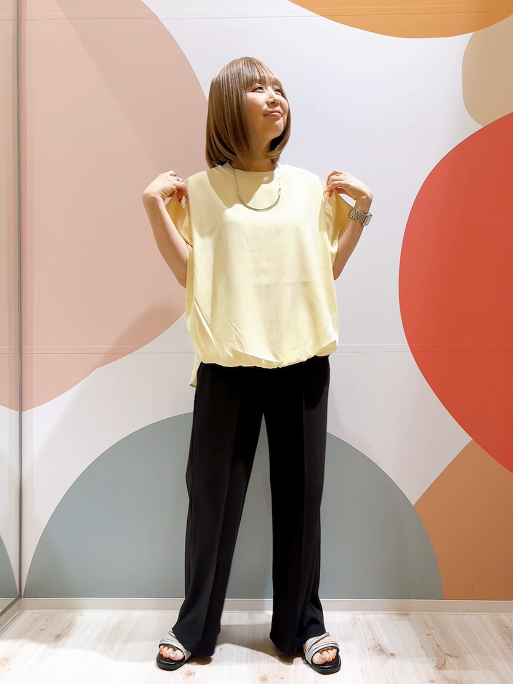 長男さんの「SHOO･LA･RUE｜【洗濯機可/体型カバー】インしてる風 ふんわり裾バルーントップス」を使ったコーディネート
