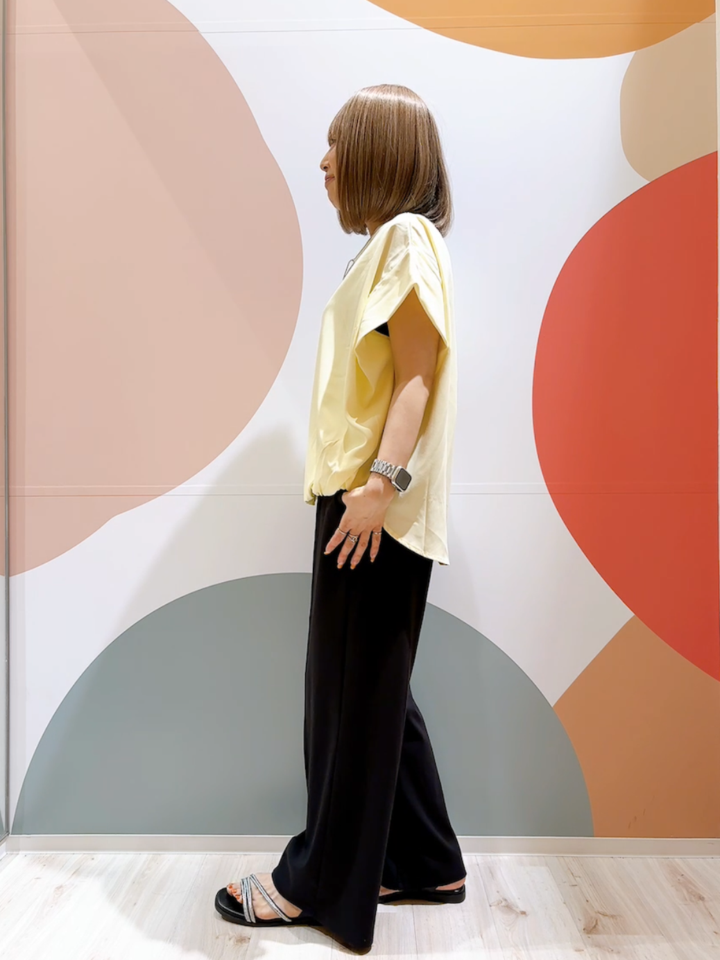 長男さんの「SHOO･LA･RUE｜【洗濯機可/体型カバー】インしてる風 ふんわり裾バルーントップス」を使ったコーディネート