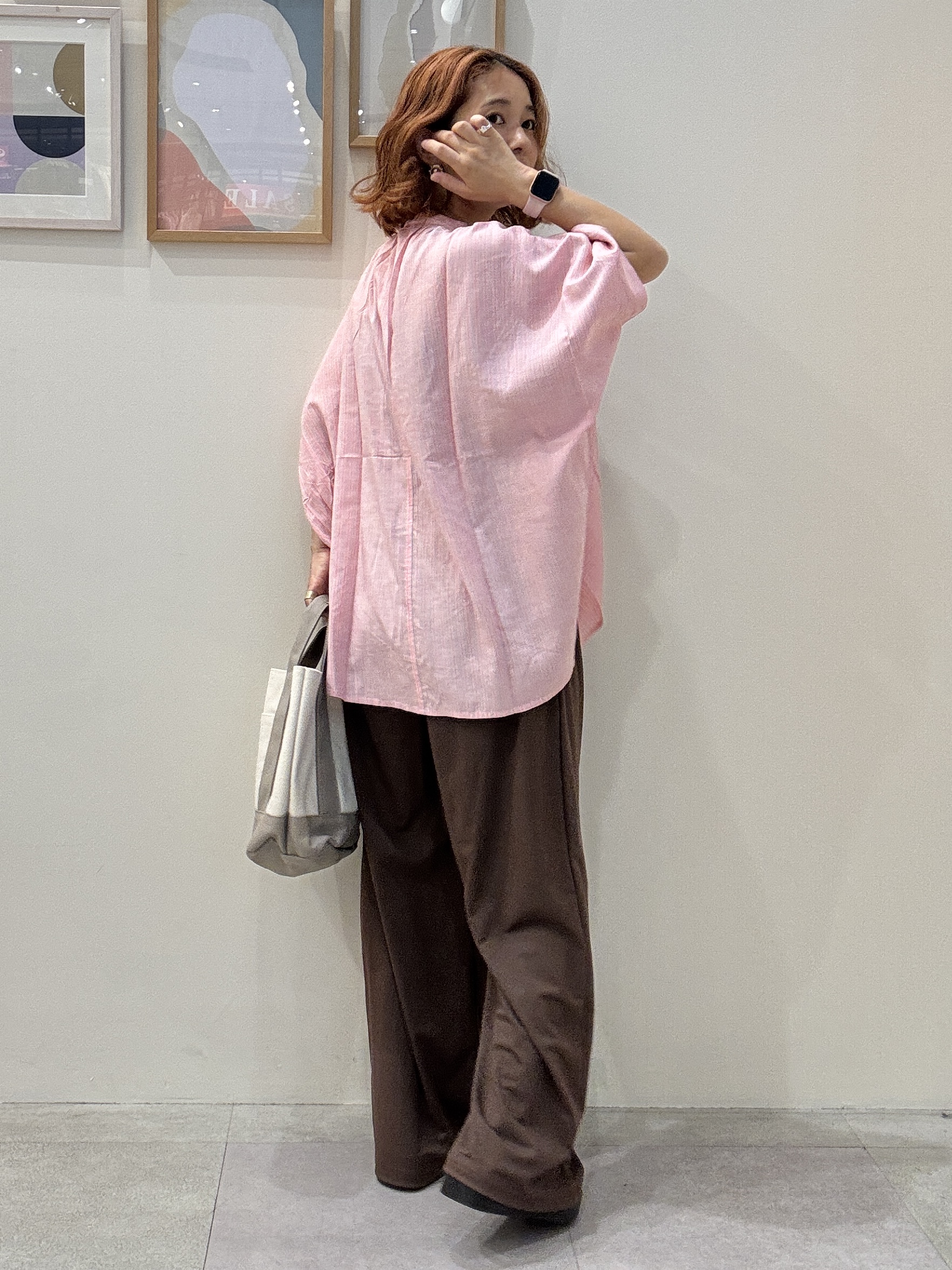 たけぴさんの「SHOO･LA･RUE｜【洗濯機可/体型カバー】二の腕隠れる ゆるっとドルマンバンドカラーシャツ」を使ったコーディネート
