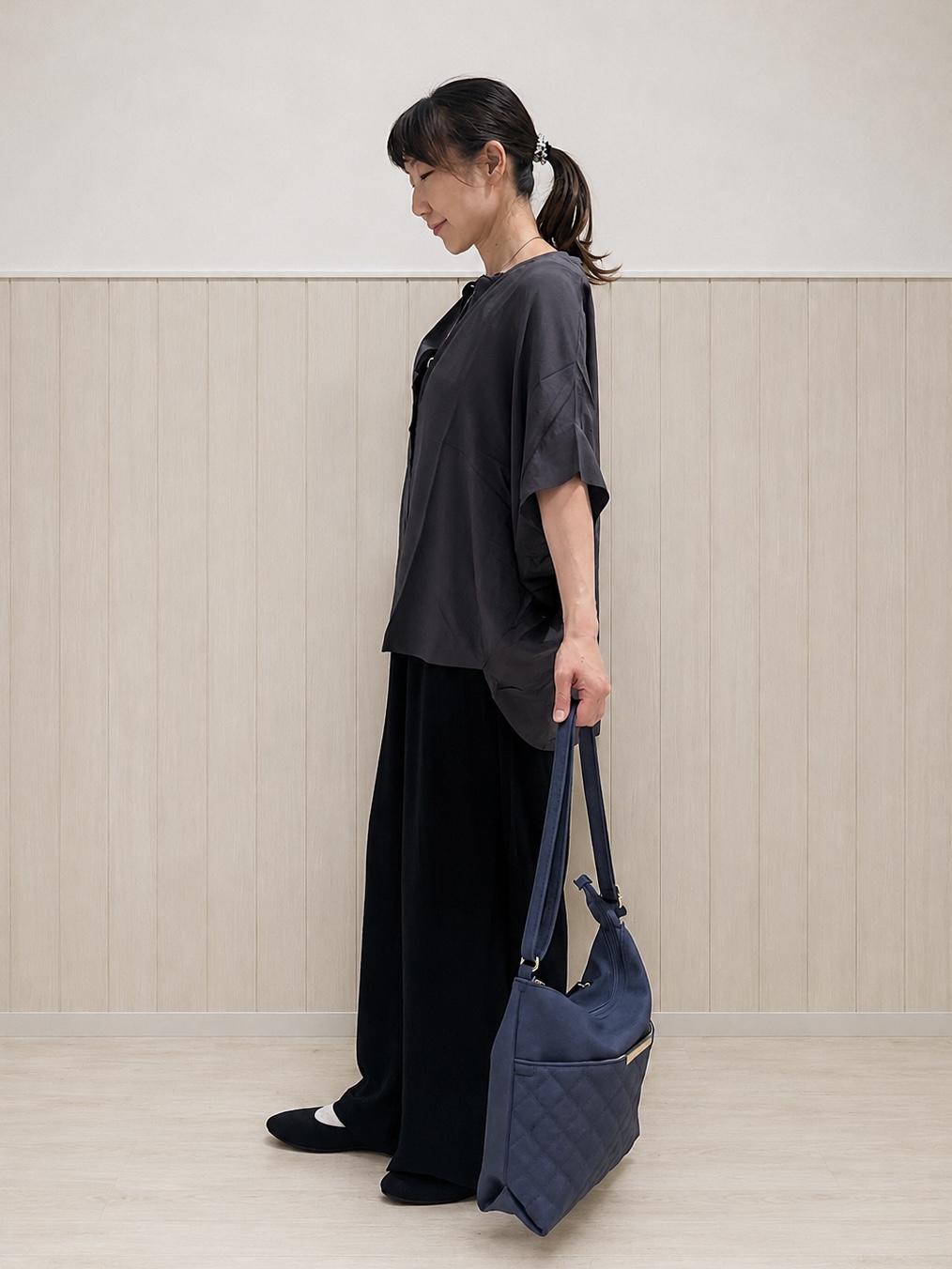 まつみさんの「SHOO･LA･RUE｜【洗濯機可/体型カバー】二の腕隠れる ゆるっとドルマンバンドカラーシャツ」を使ったコーディネート