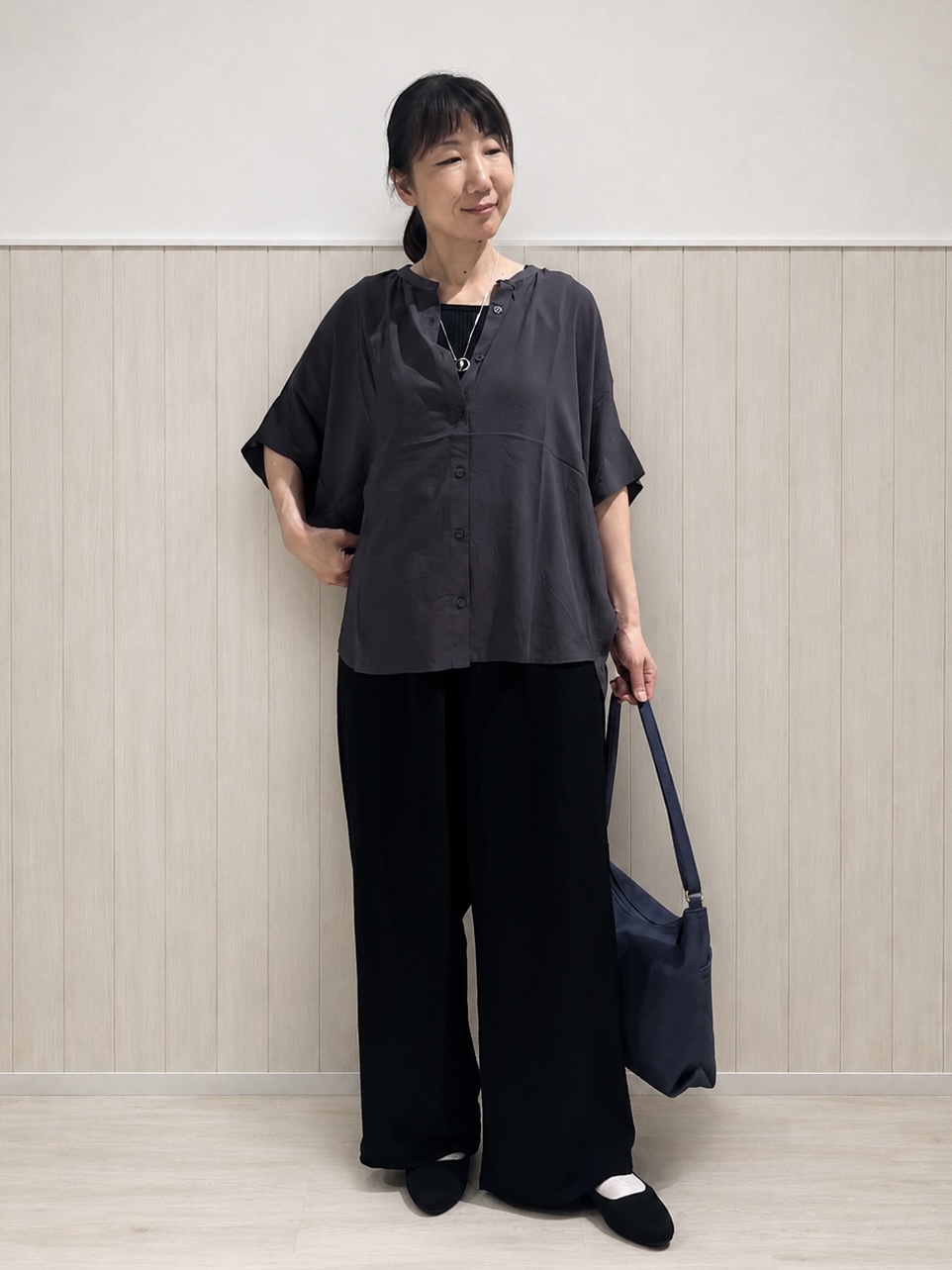 まつみさんの「SHOO･LA･RUE｜【洗濯機可/体型カバー】二の腕隠れる ゆるっとドルマンバンドカラーシャツ」を使ったコーディネート