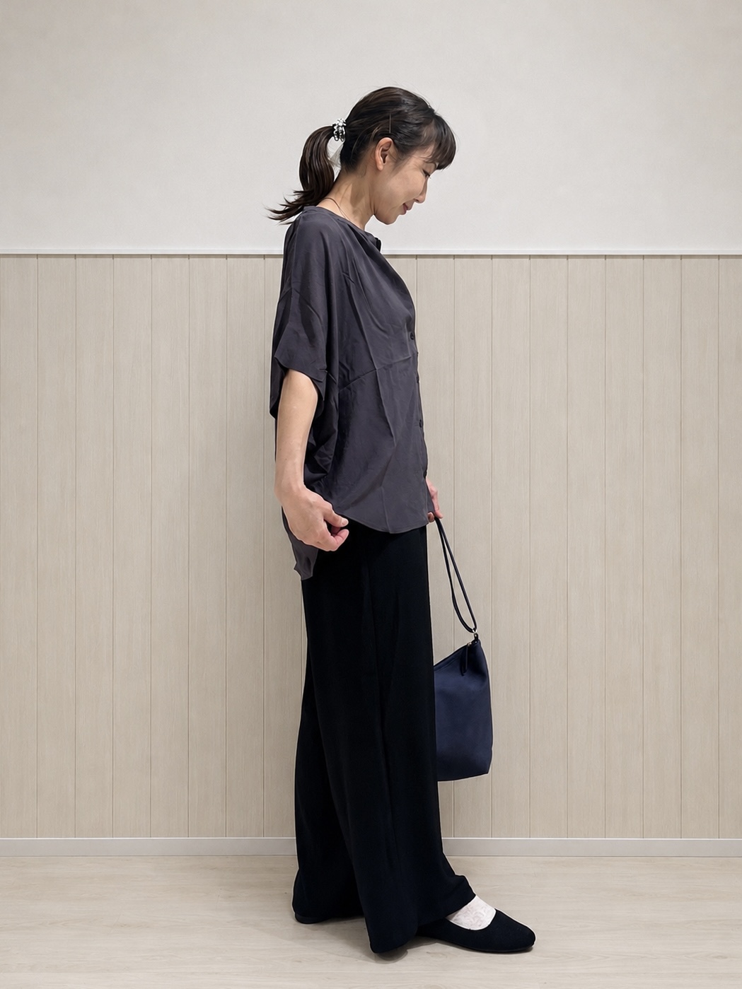まつみさんの「SHOO･LA･RUE｜【洗濯機可/体型カバー】二の腕隠れる ゆるっとドルマンバンドカラーシャツ」を使ったコーディネート