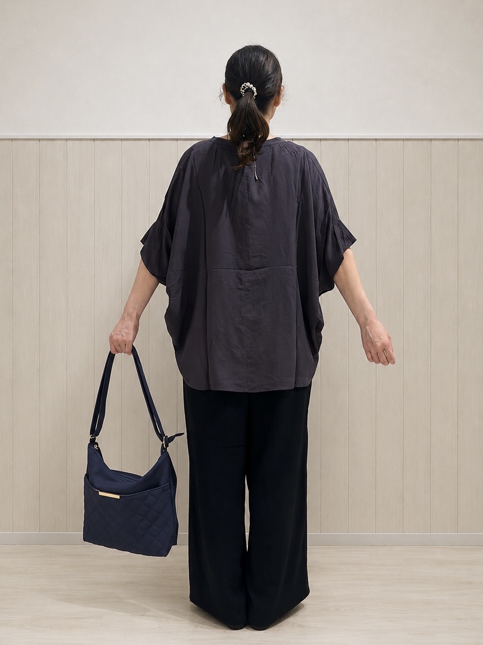 まつみさんの「SHOO･LA･RUE｜【洗濯機可/体型カバー】二の腕隠れる ゆるっとドルマンバンドカラーシャツ」を使ったコーディネート