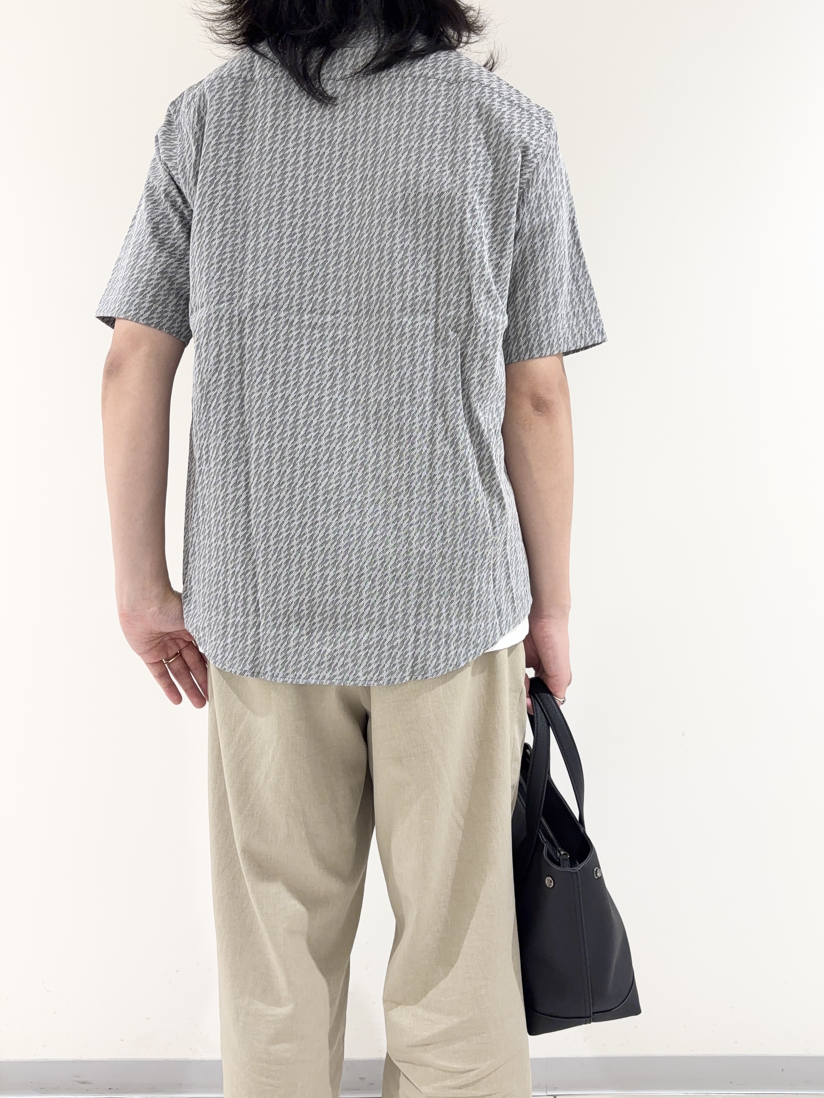 及川さんの「TAKEO KIKUCHI｜播州織り 千鳥 半袖シャツ」を使ったコーディネート