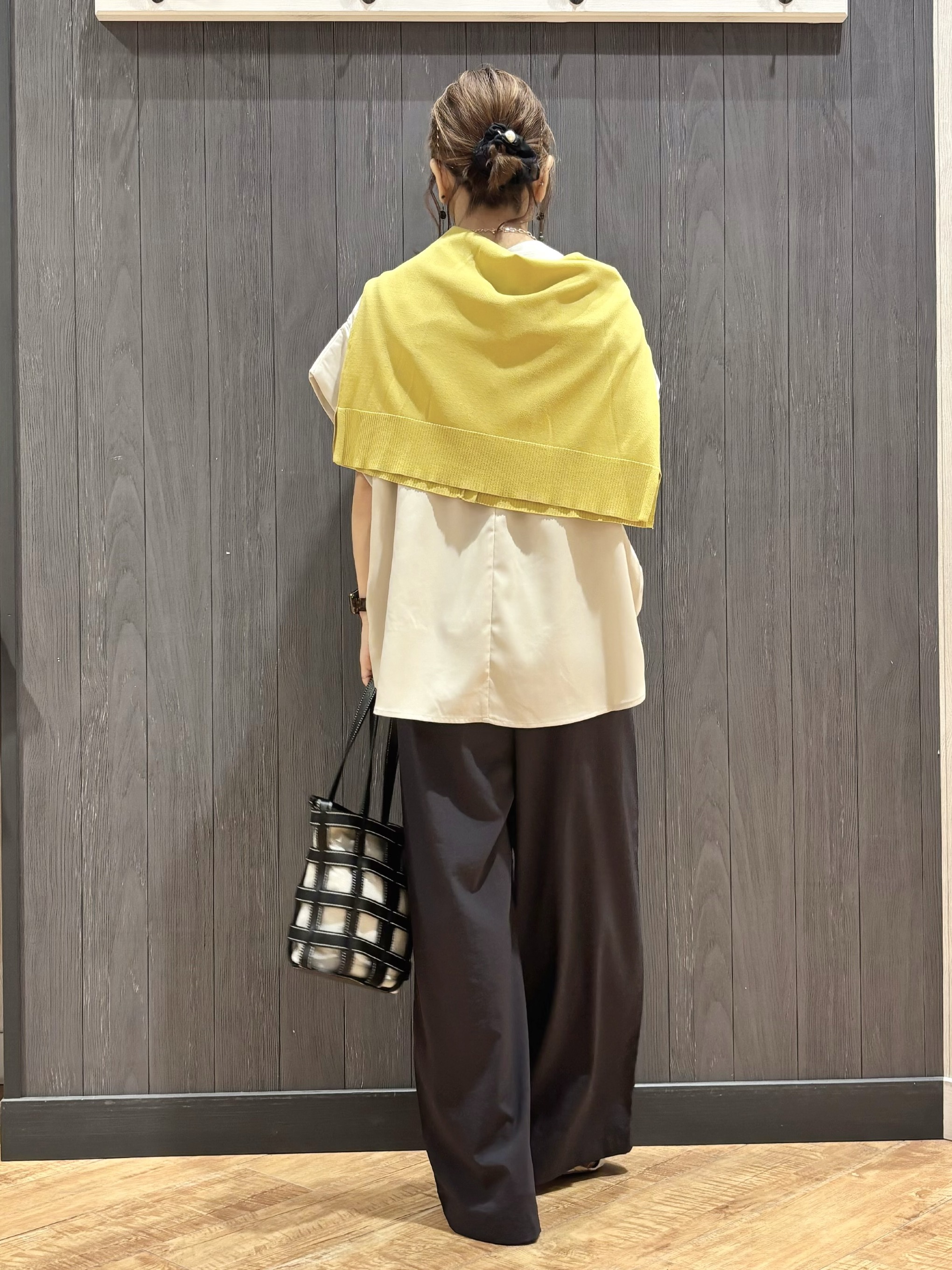 meiさんの「SHOO･LA･RUE｜【洗濯機可/体型カバー】インしてる風 ふんわり裾バルーントップス」を使ったコーディネート
