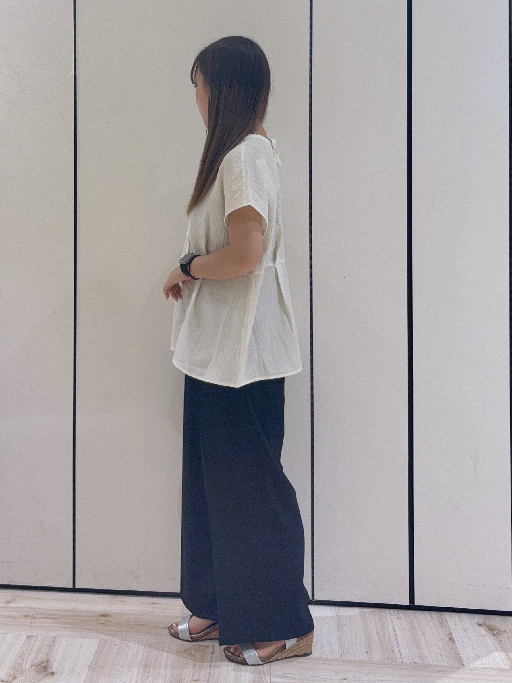 ひっかさんの「SHOO･LA･RUE｜【前後2WAY/S-LL/洗濯機可】インしない リボンがアクセント ウエストタックブラウス」を使ったコーディネート