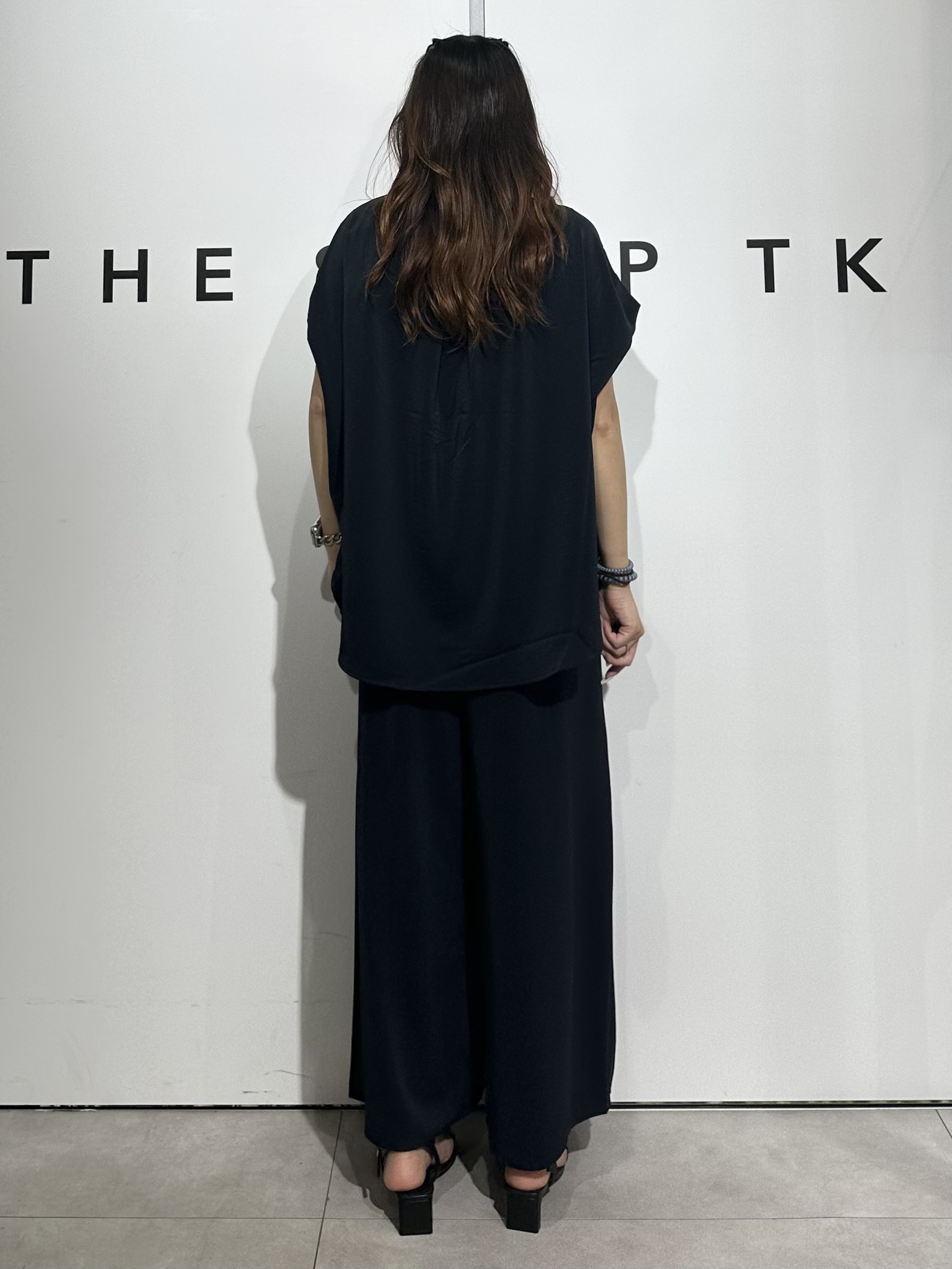 cottonさんの「THE SHOP TK｜【防シワ/UV/セットアップ可】やみつきになる とろみバンドカラーブラウス」を使ったコーディネート