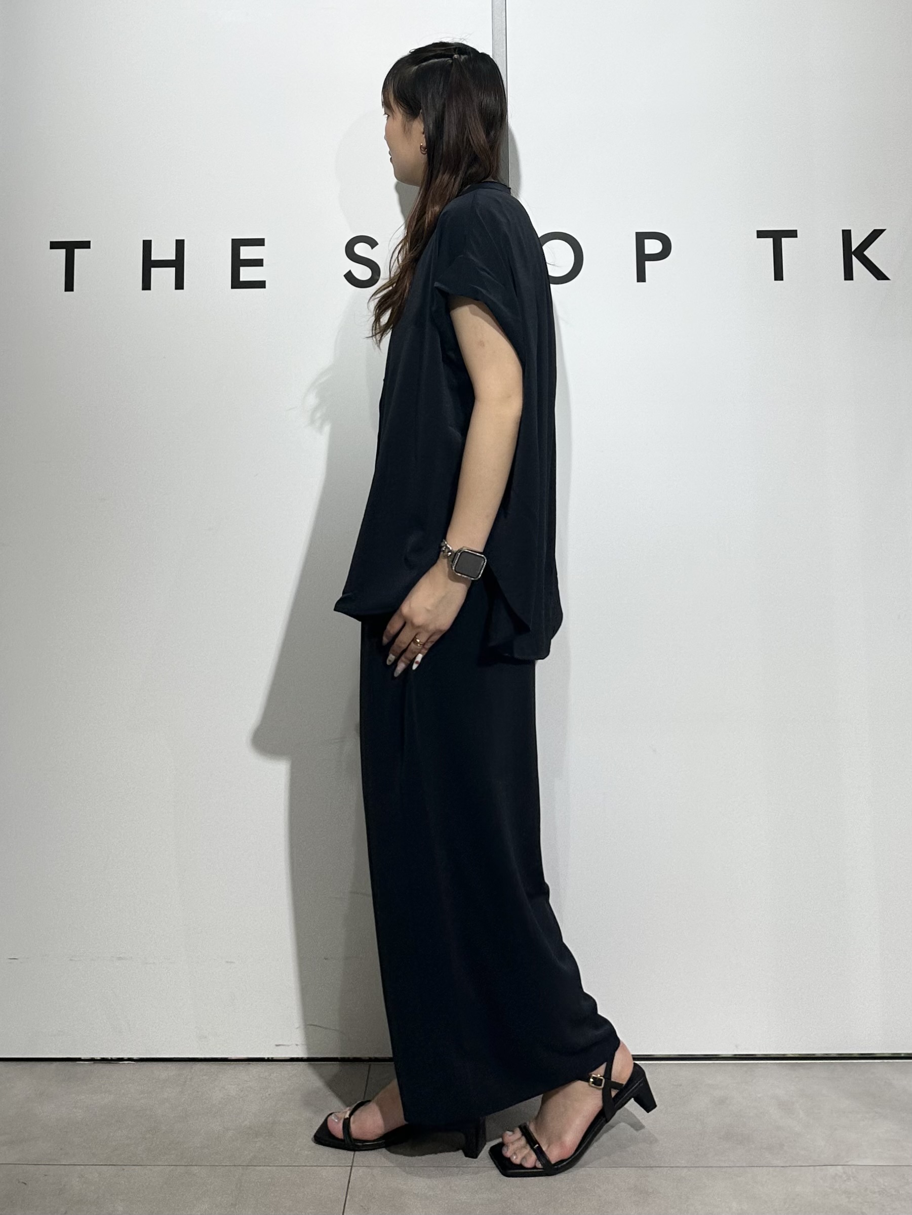cottonさんの「THE SHOP TK｜【防シワ/UV/セットアップ可】やみつきになる とろみバンドカラーブラウス」を使ったコーディネート