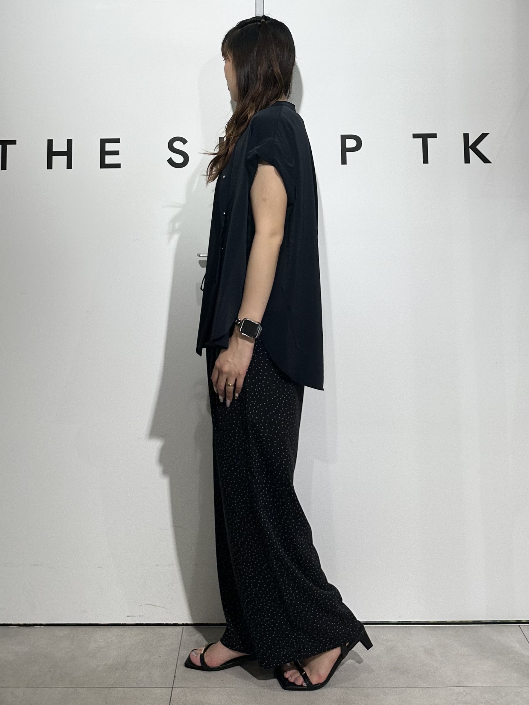 cottonさんの「THE SHOP TK｜【防シワ/UV/セットアップ可】やみつきになる とろみバンドカラーブラウス」を使ったコーディネート
