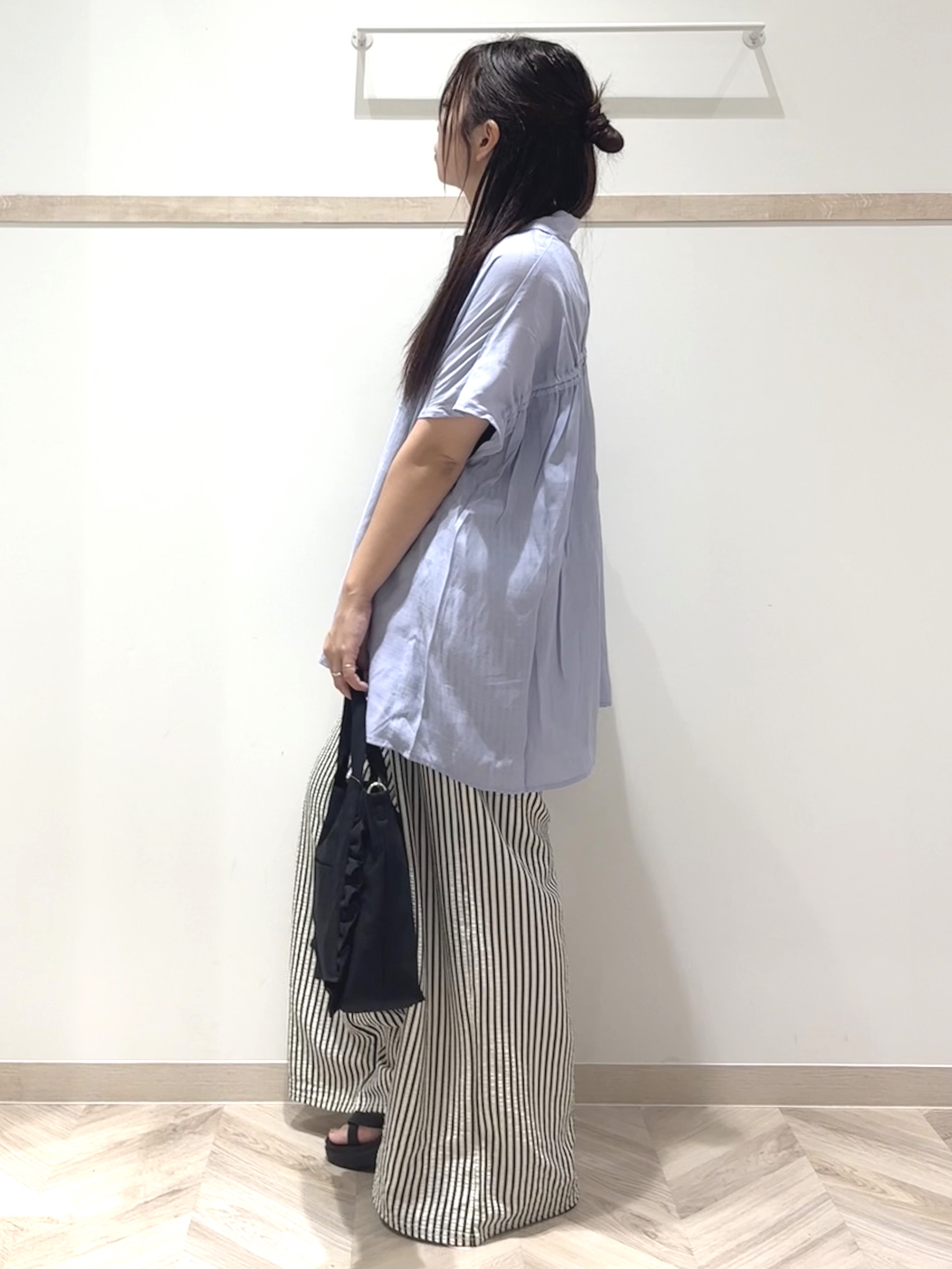 nanaさんの「SHOO･LA･RUE｜【UV/洗濯機可】ほんのりシアーで上品な バックギャザーブラウス」を使ったコーディネート