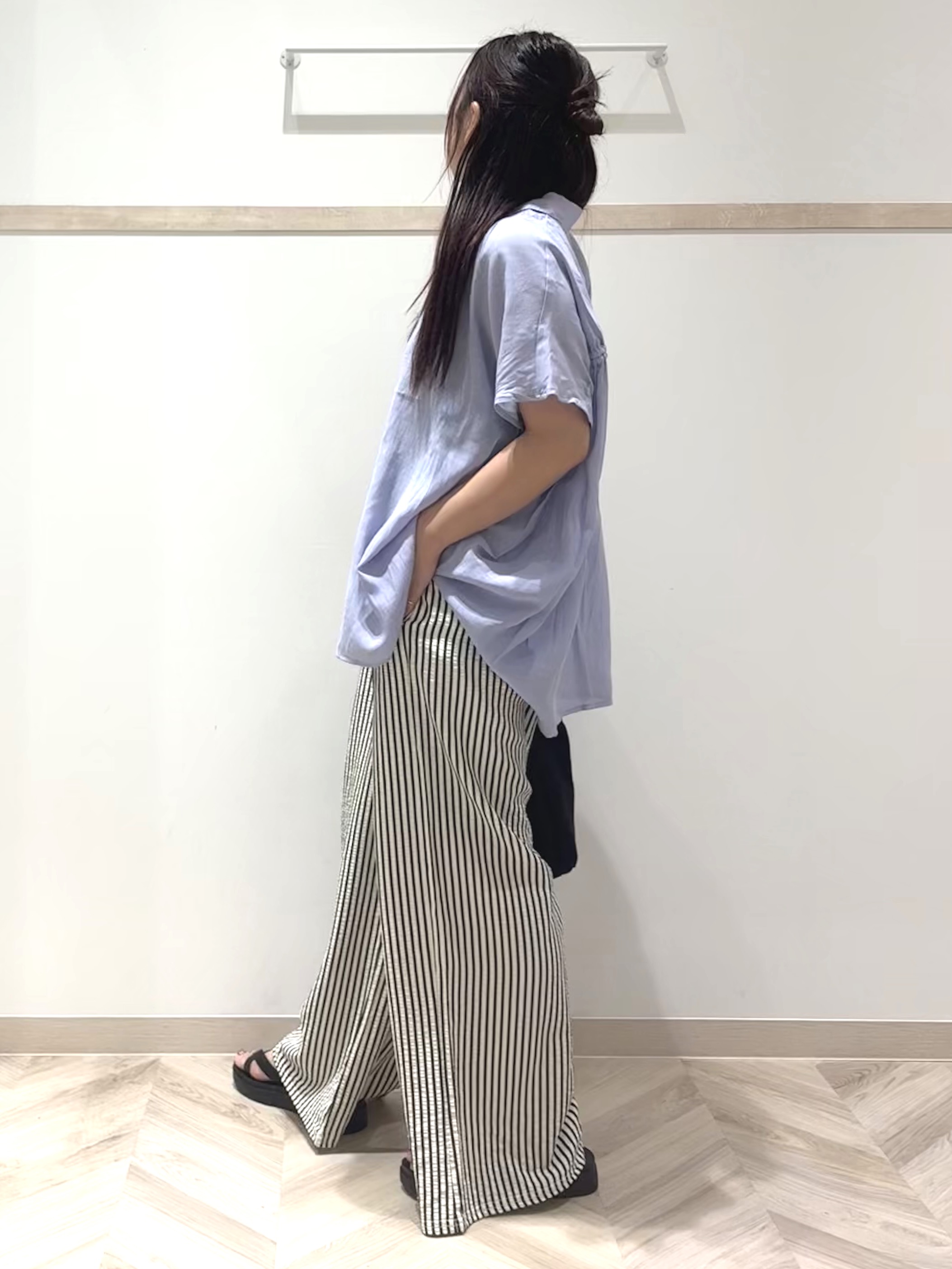 nanaさんの「SHOO･LA･RUE｜【UV/洗濯機可】ほんのりシアーで上品な バックギャザーブラウス」を使ったコーディネート