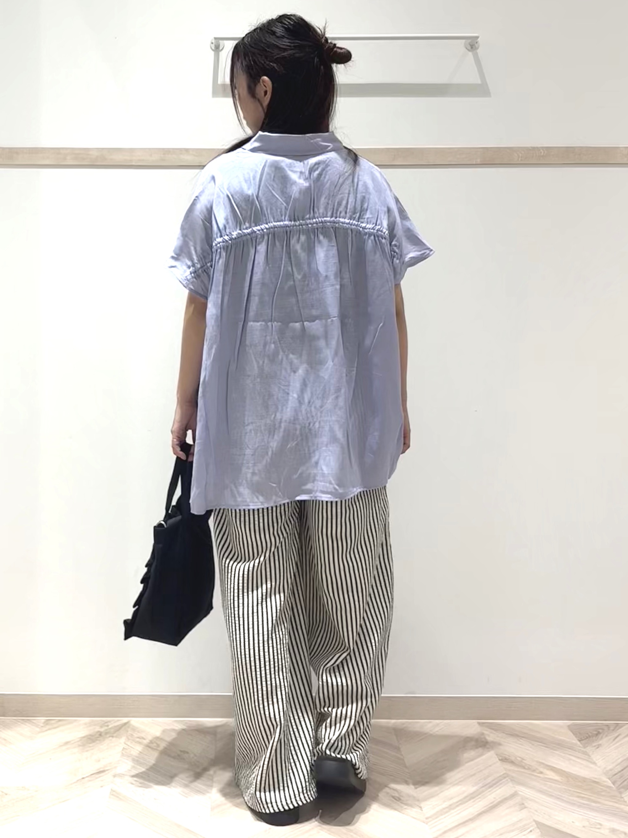 nanaさんの「SHOO･LA･RUE｜【UV/洗濯機可】ほんのりシアーで上品な バックギャザーブラウス」を使ったコーディネート