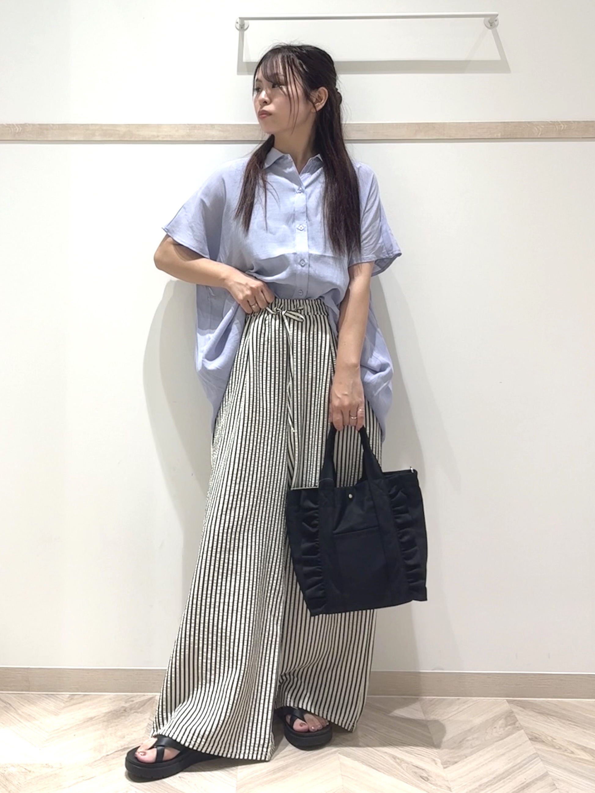 nanaさんの「SHOO･LA･RUE｜【UV/洗濯機可】ほんのりシアーで上品な バックギャザーブラウス」を使ったコーディネート