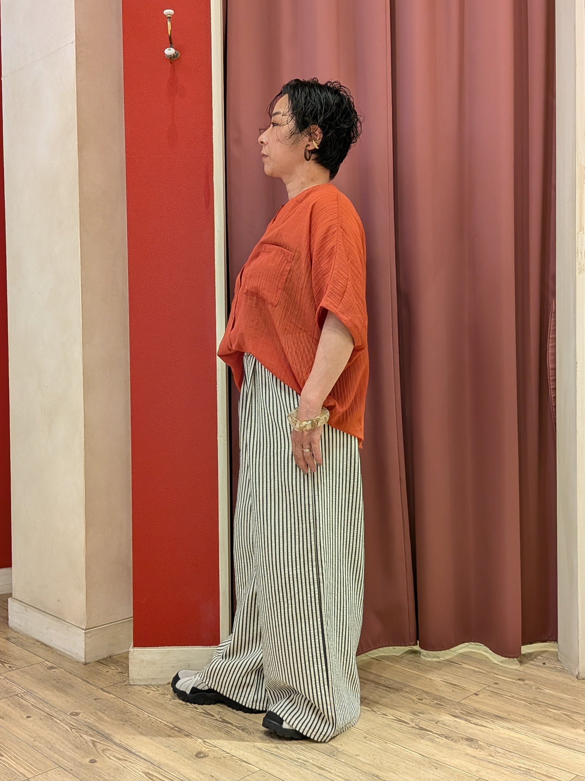 cameさんの「SHOO･LA･RUE｜【洗濯機可/選べる6色】程よいシアー感が涼し気 ゆったりワッシャードルマンブラウス」を使ったコーディネート