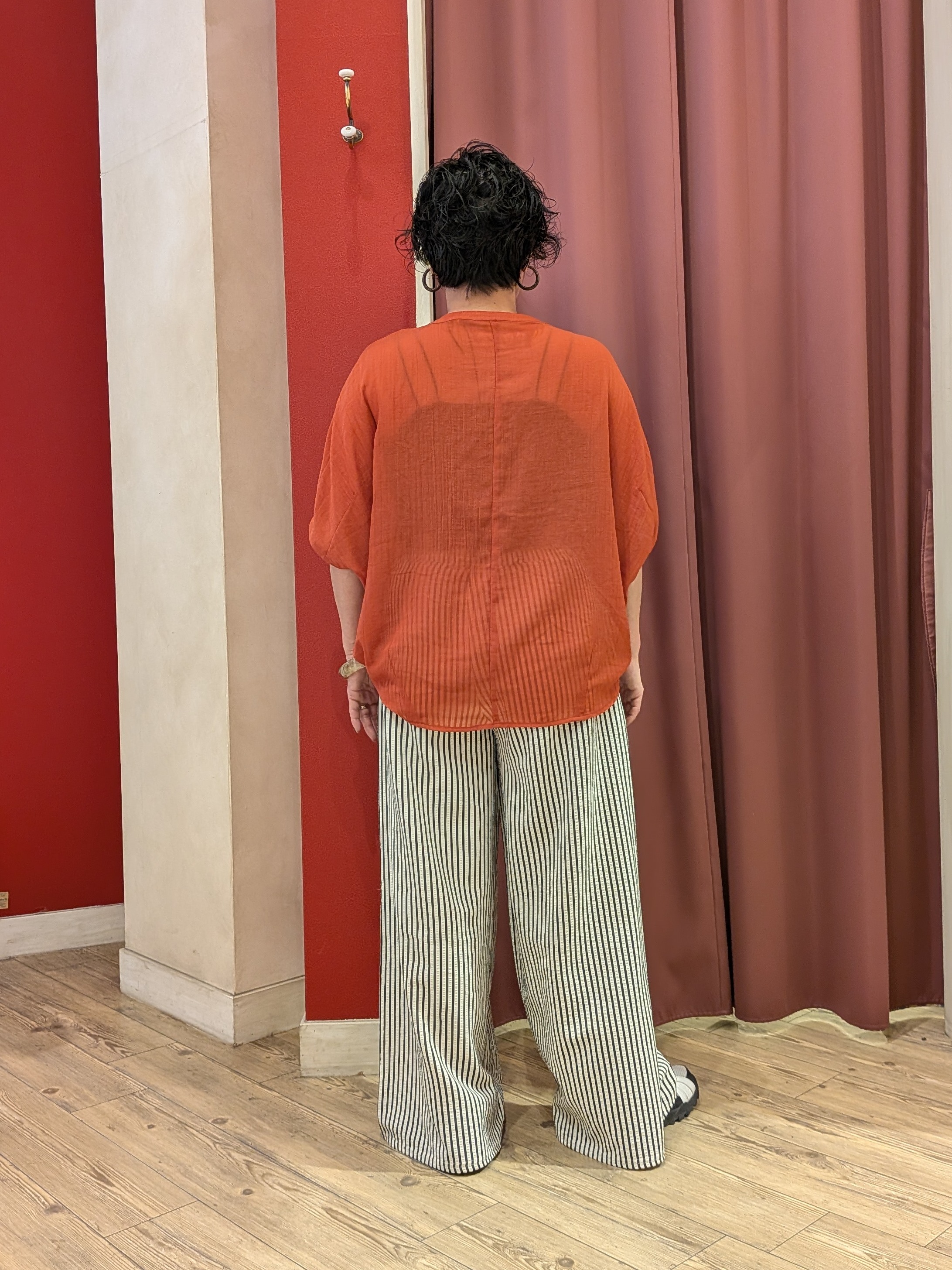 cameさんの「SHOO･LA･RUE｜【洗濯機可/選べる6色】程よいシアー感が涼し気 ゆったりワッシャードルマンブラウス」を使ったコーディネート