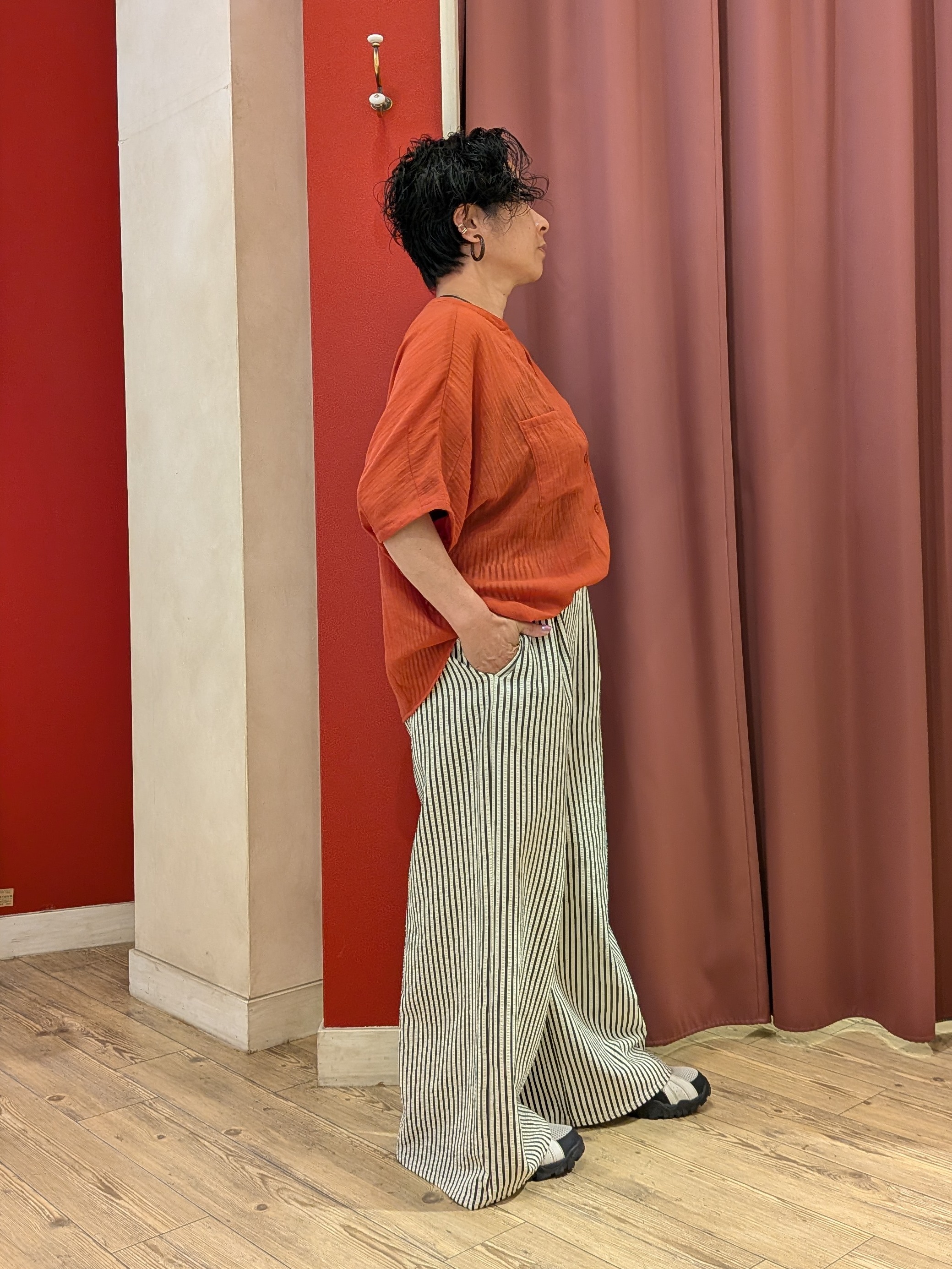 cameさんの「SHOO･LA･RUE｜【洗濯機可/選べる6色】程よいシアー感が涼し気 ゆったりワッシャードルマンブラウス」を使ったコーディネート