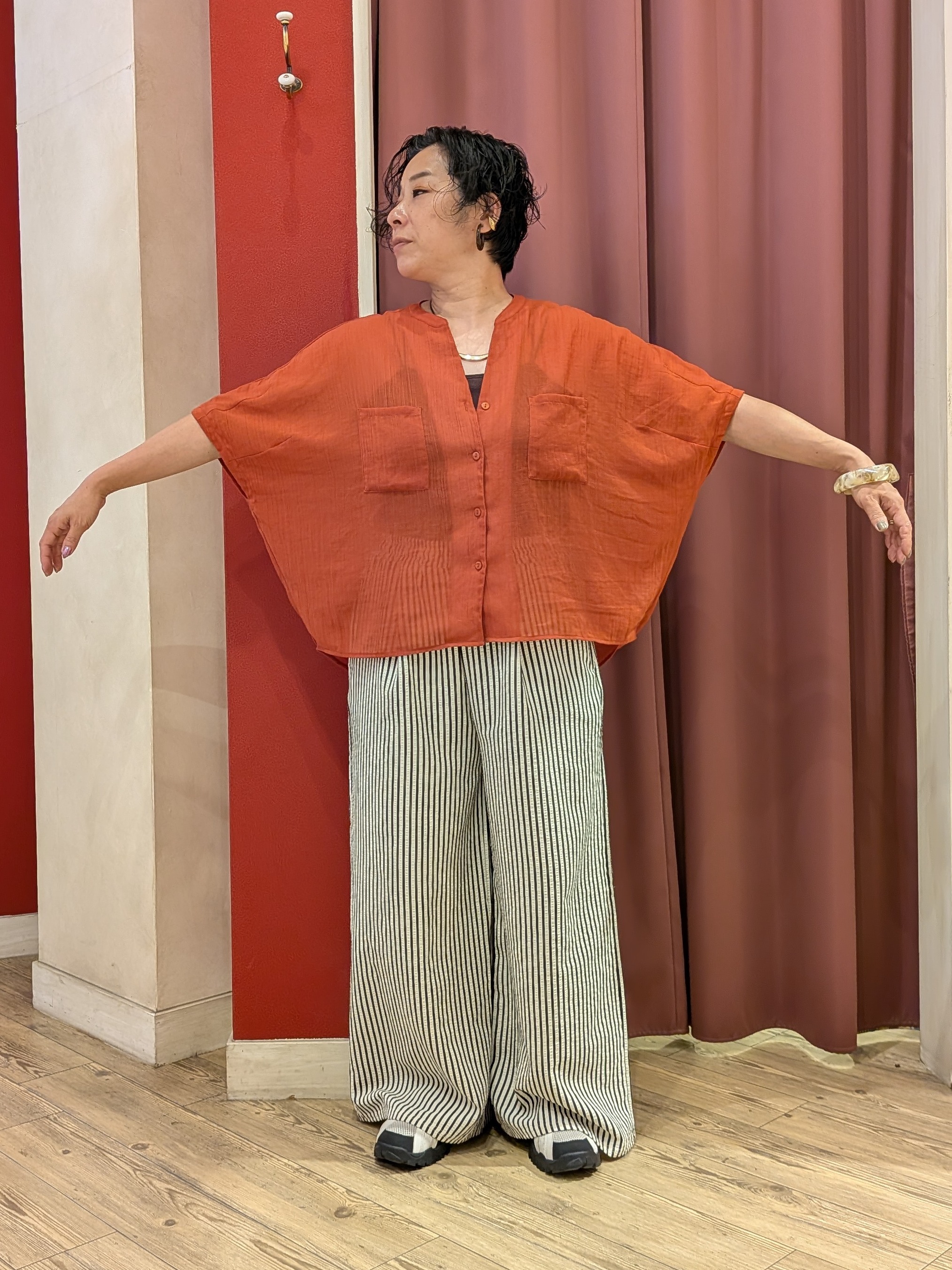 cameさんの「SHOO･LA･RUE｜【洗濯機可/選べる6色】程よいシアー感が涼し気 ゆったりワッシャードルマンブラウス」を使ったコーディネート