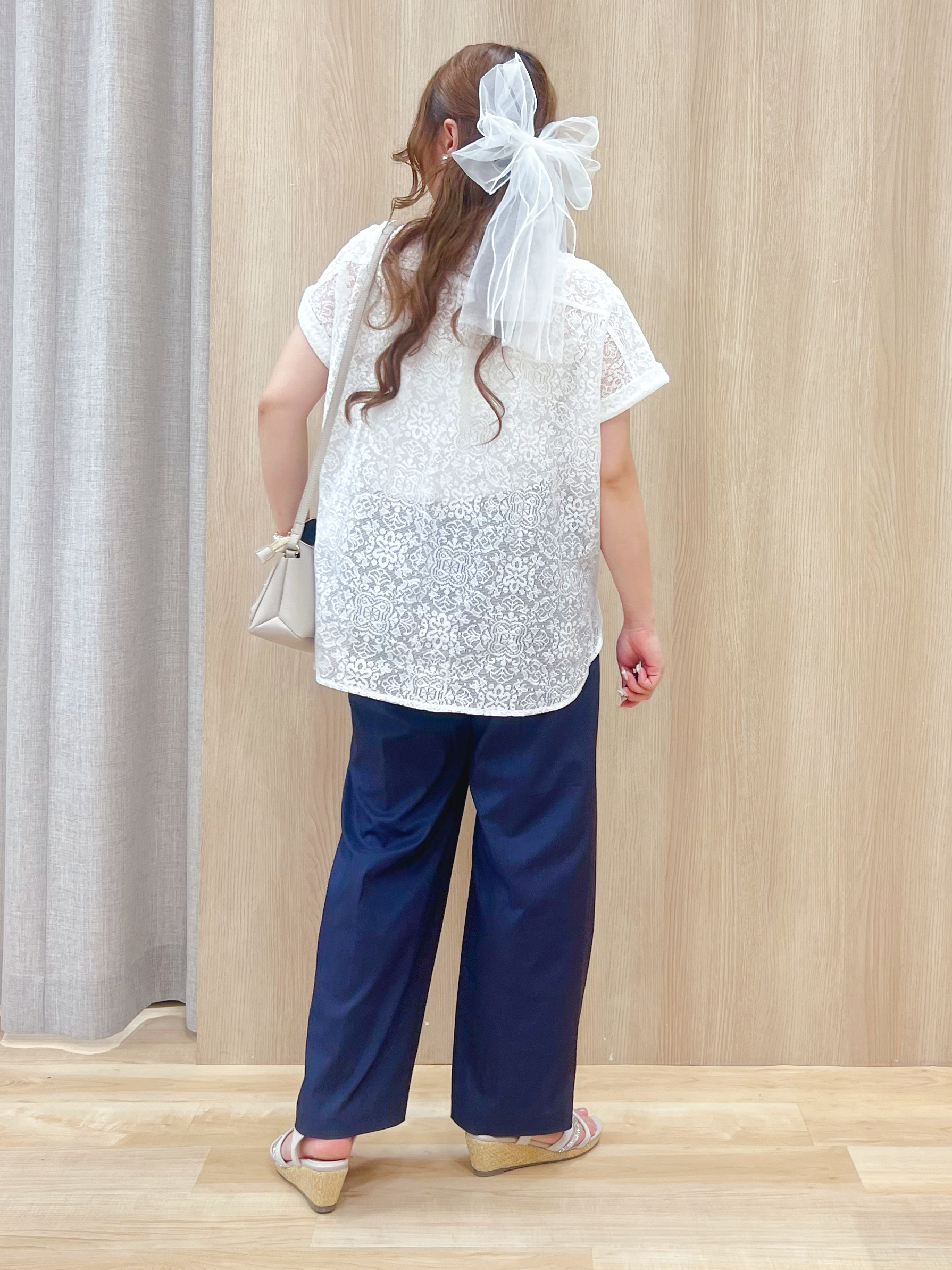 みことさんの「grove｜【洗える・体型カバー】レースドルマンシャツ」を使ったコーディネート