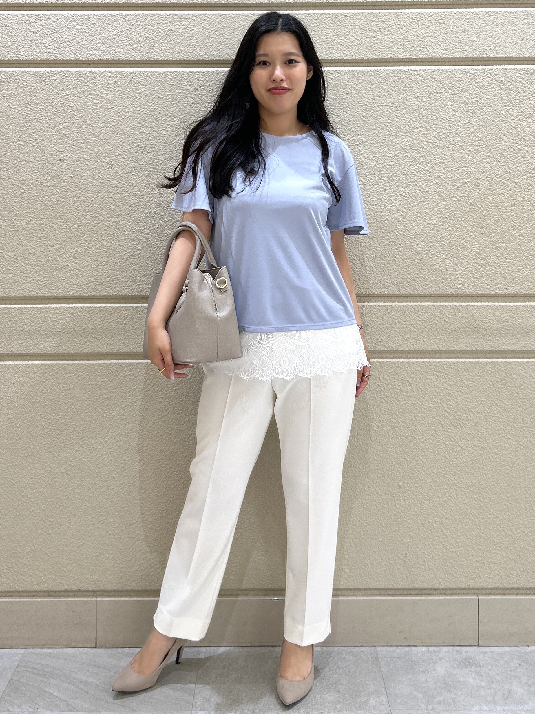 Momokaさんの「COUP DE CHANCE｜【手洗い可／日本製／接触冷感】裾レースカットソー」を使ったコーディネート