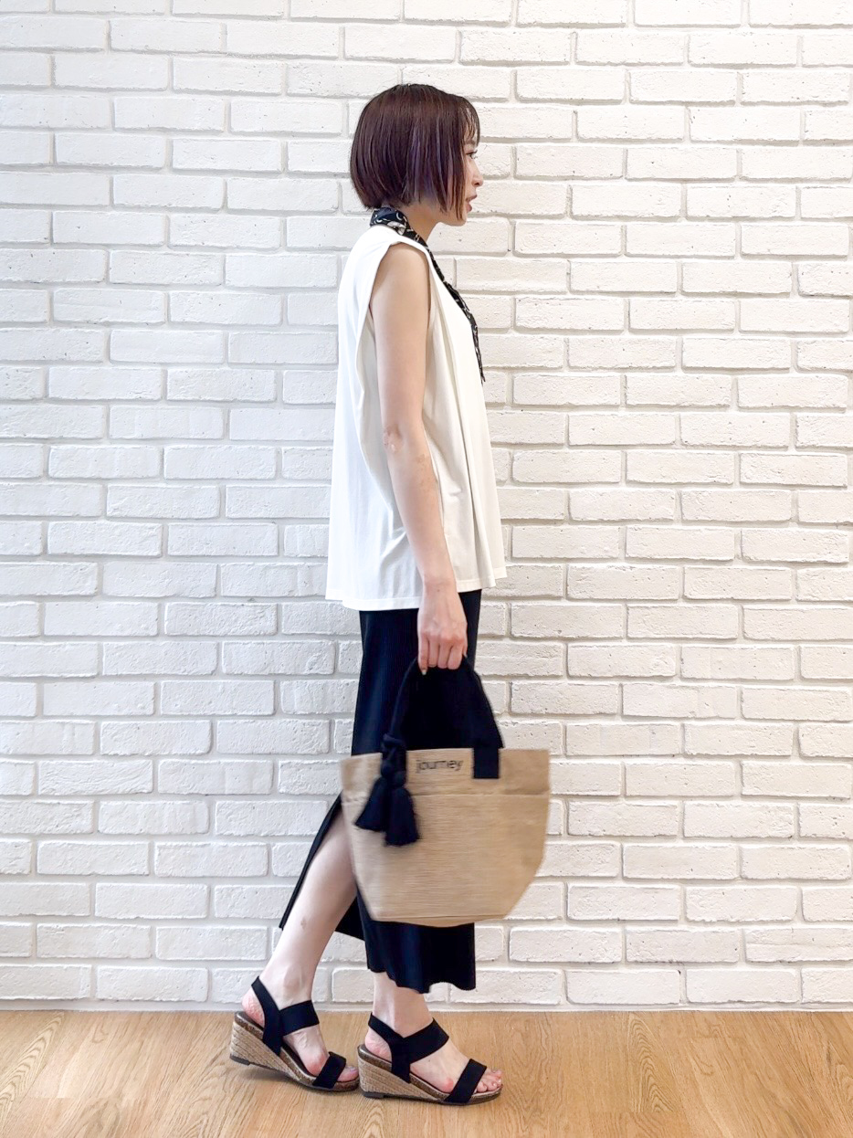 𝐜𝐡𝐢𝐤𝐚さんの「SHOO･LA･RUE｜【UVカット/接触冷感】上品に涼し気 とろみタックノースリーブトップス」を使ったコーディネート