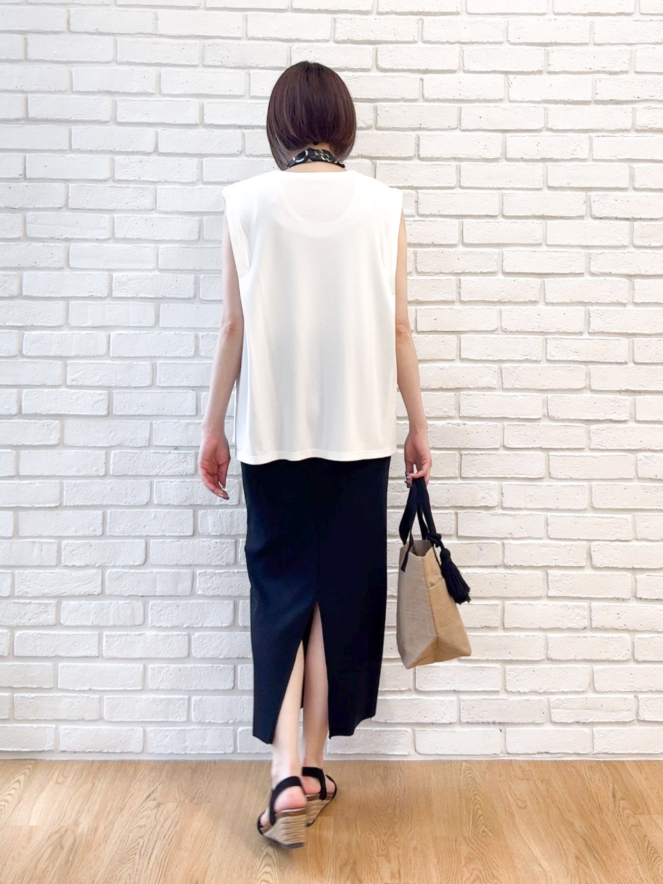 𝐜𝐡𝐢𝐤𝐚さんの「SHOO･LA･RUE｜【UVカット/接触冷感】上品に涼し気 とろみタックノースリーブトップス」を使ったコーディネート
