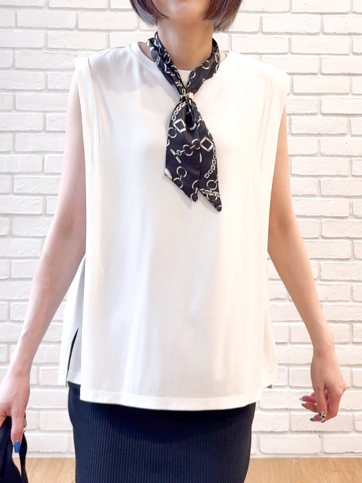 𝐜𝐡𝐢𝐤𝐚さんの「SHOO･LA･RUE｜【UVカット/接触冷感】上品に涼し気 とろみタックノースリーブトップス」を使ったコーディネート