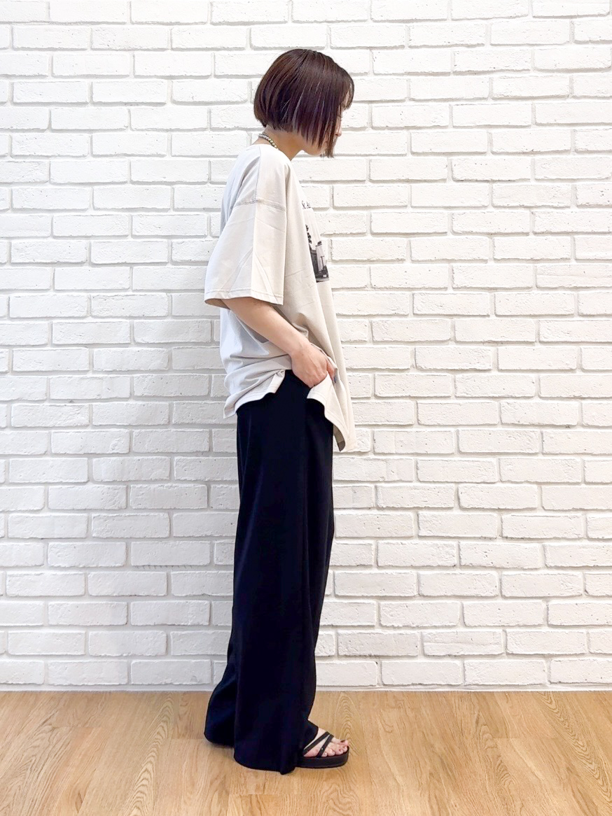 𝐜𝐡𝐢𝐤𝐚さんの「SHOO･LA･RUE｜【体型カバー】ゆるっとBIGアソートTシャツ」を使ったコーディネート