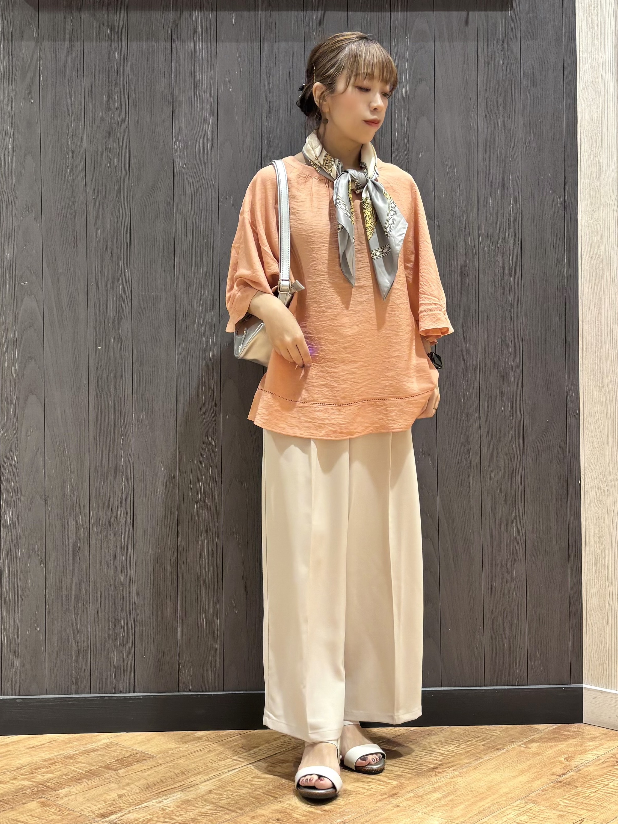 meiさんの「SHOO･LA･RUE｜【S-LL/洗濯機可/体型カバー】はしごレースがポイント スラブポンチョ風ブラウス」を使ったコーディネート