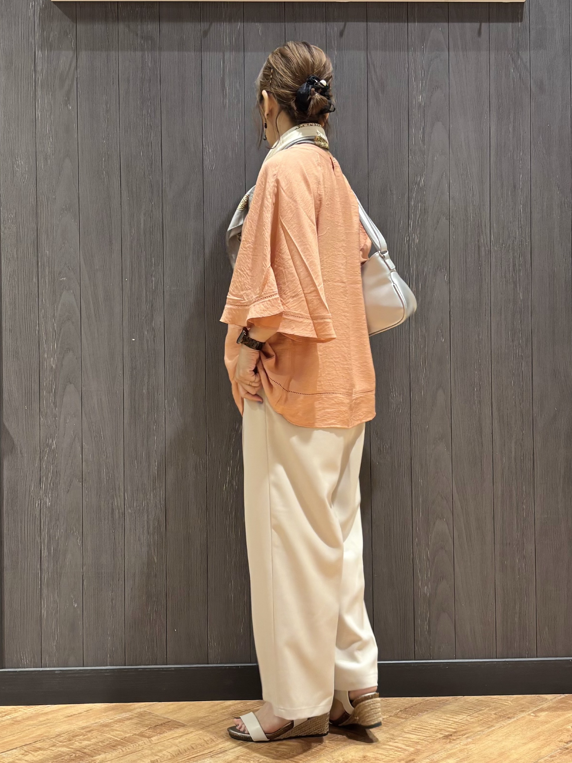 meiさんの「SHOO･LA･RUE｜【S-LL/洗濯機可/体型カバー】はしごレースがポイント スラブポンチョ風ブラウス」を使ったコーディネート
