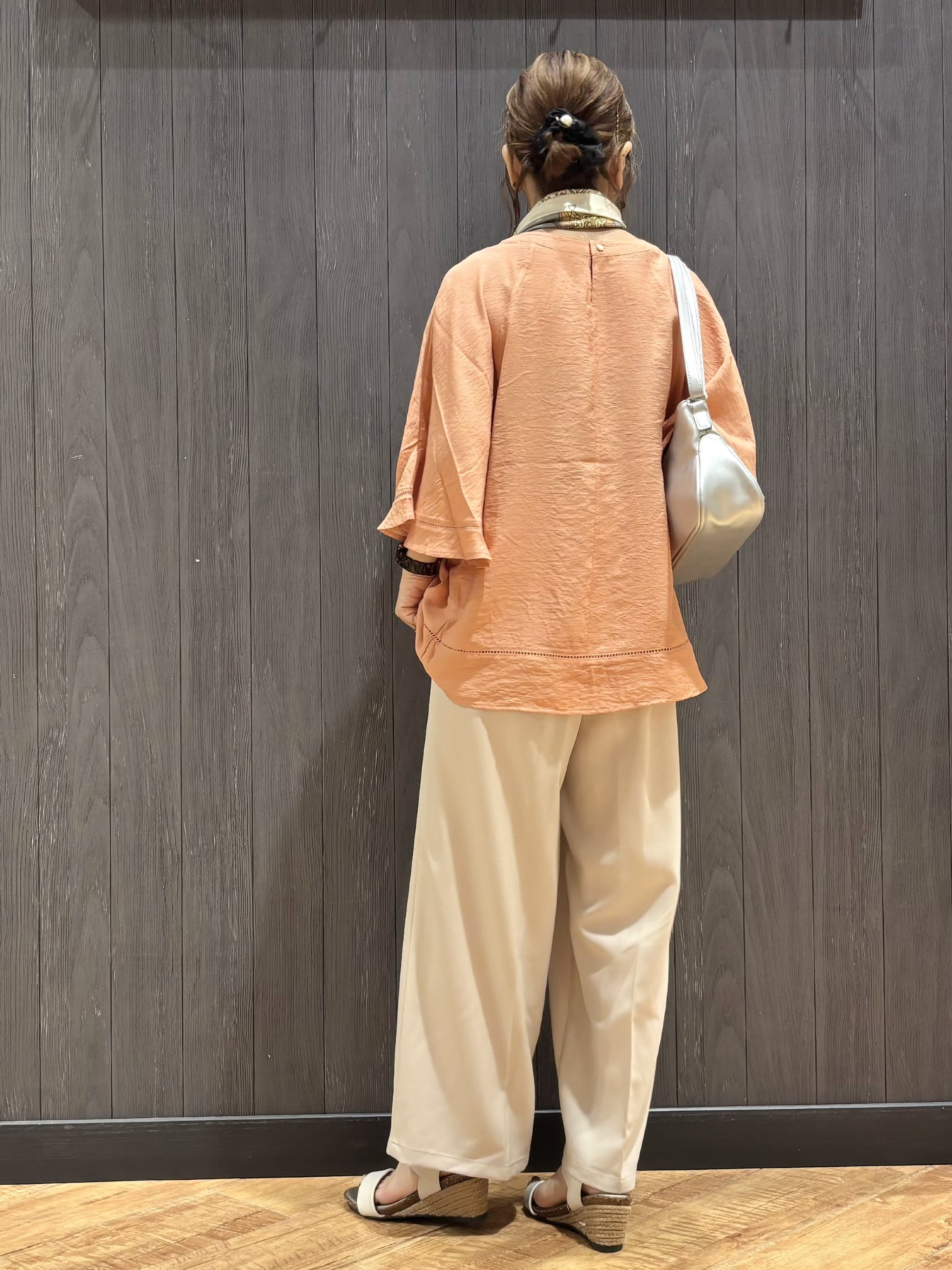 meiさんの「SHOO･LA･RUE｜【S-LL/洗濯機可/体型カバー】はしごレースがポイント スラブポンチョ風ブラウス」を使ったコーディネート