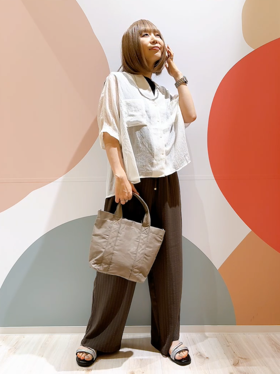 長男さんの「SHOO･LA･RUE｜【洗濯機可/選べる6色】程よいシアー感が涼し気 ゆったりワッシャードルマンブラウス」を使ったコーディネート