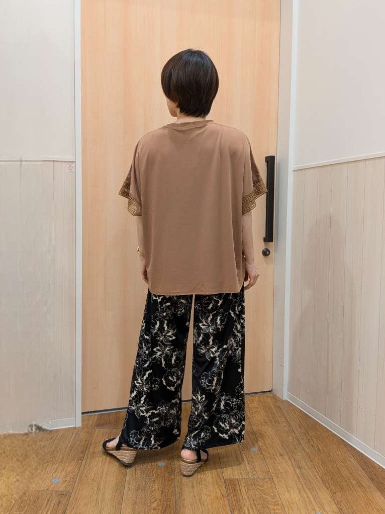 Kさんの「SHOO･LA･RUE｜【UV/洗濯機可/体型カバー】ヒップ周りが隠せる お袖レースTシャツ」を使ったコーディネート