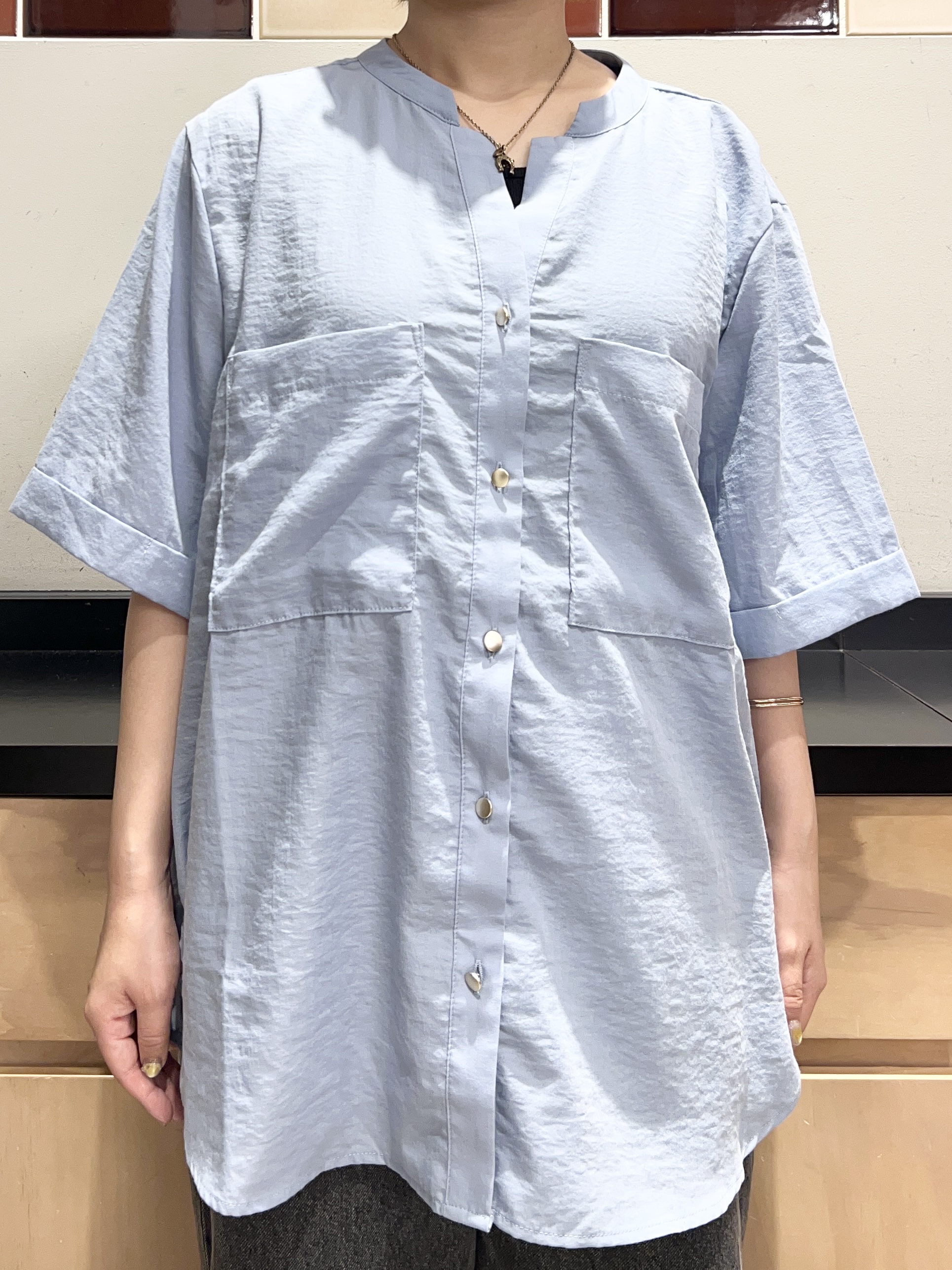かのさんの「THE SHOP TK｜【M-XL/秋始めにちょうどいい】細見え5分袖Wポケットシャツ」を使ったコーディネート