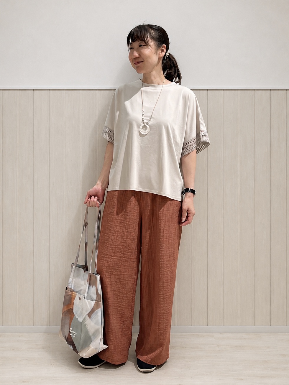 まつみさんの「SHOO･LA･RUE｜【UV/洗濯機可/体型カバー】ヒップ周りが隠せる お袖レースTシャツ」を使ったコーディネート