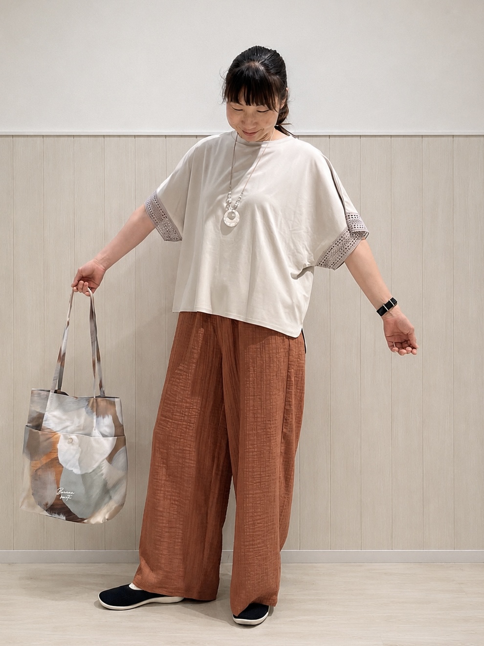 まつみさんの「SHOO･LA･RUE｜【UV/洗濯機可/体型カバー】ヒップ周りが隠せる お袖レースTシャツ」を使ったコーディネート
