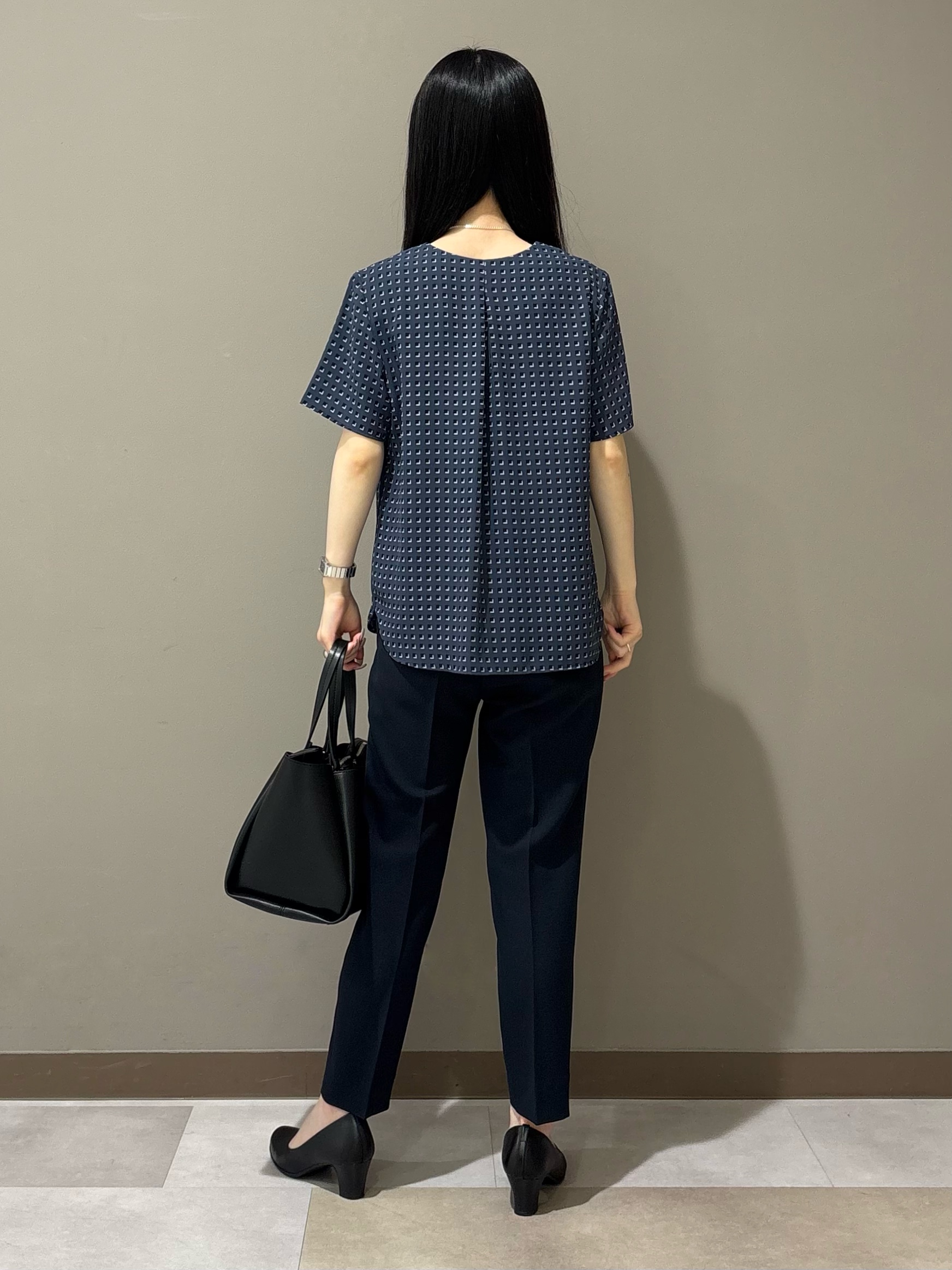 KEIKOさんの「INDIVI｜【洗える／UVケア】幾何学柄＆無地 タックVネック 半袖ブラウス」を使ったコーディネート