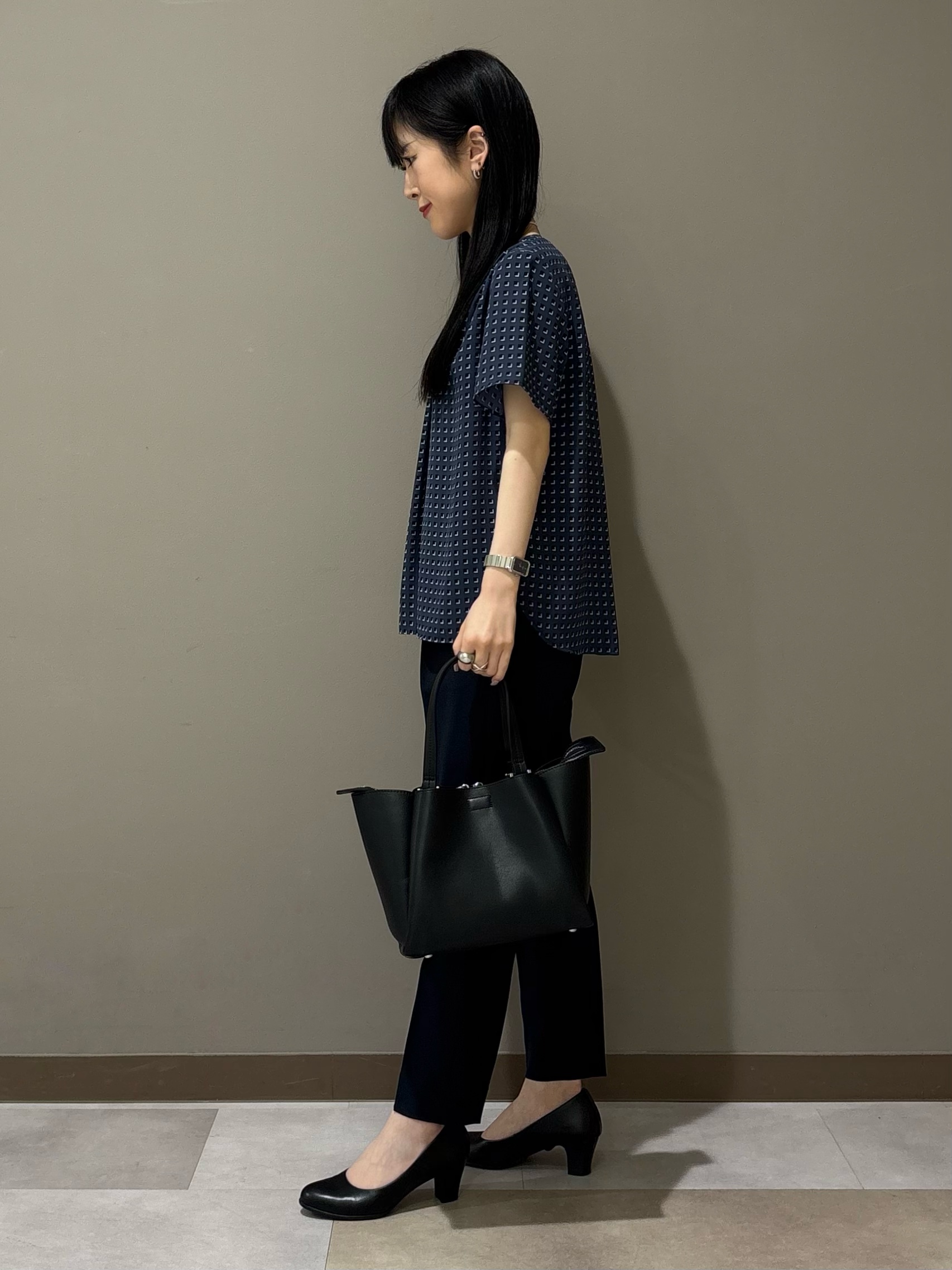 KEIKOさんの「INDIVI｜【洗える／UVケア】幾何学柄＆無地 タックVネック 半袖ブラウス」を使ったコーディネート