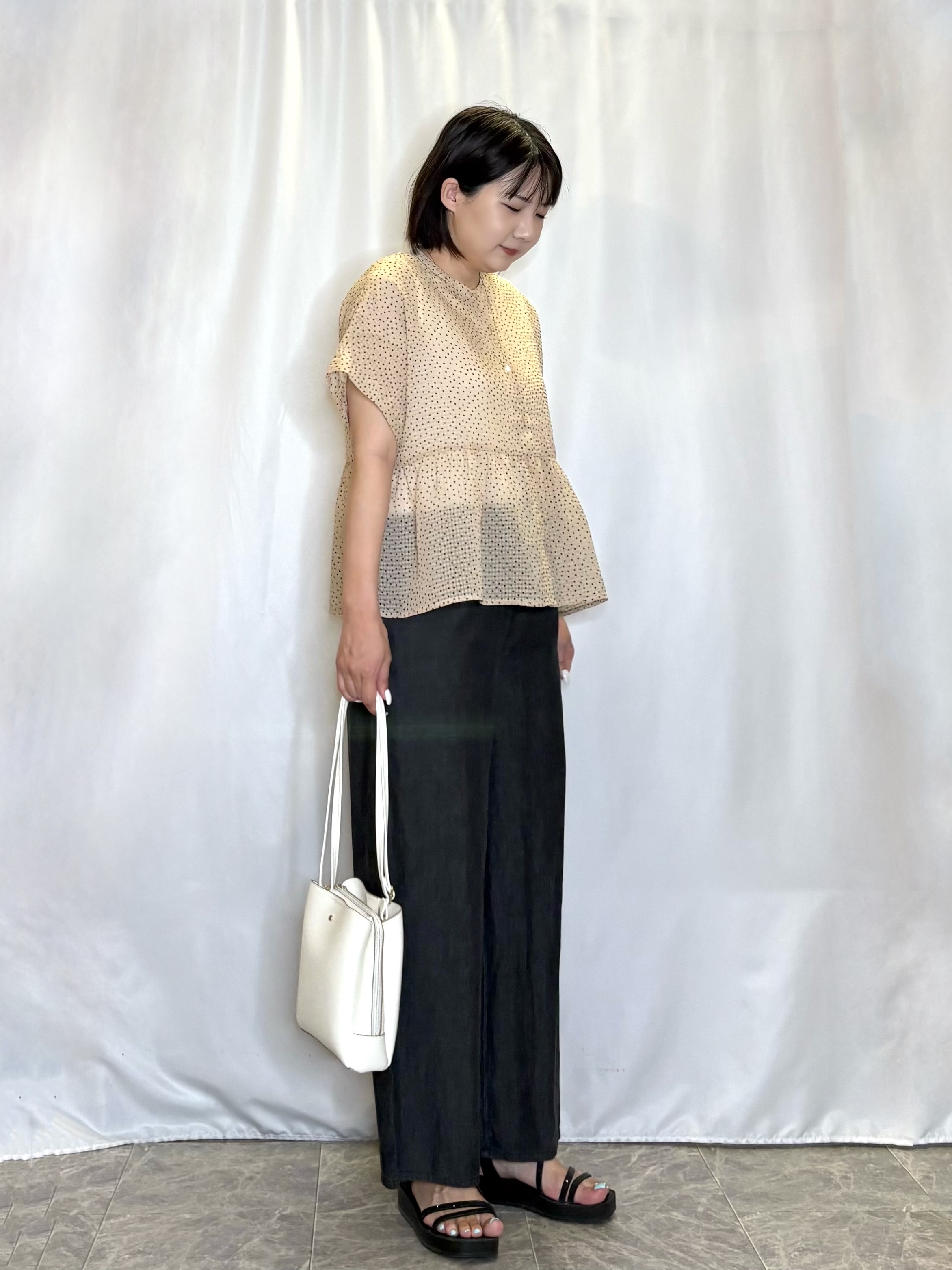 ネリさんの「SHOO･LA･RUE｜【体型カバー/洗濯機可】二の腕とお腹周りが隠せる シアーペプラムブラウス」を使ったコーディネート