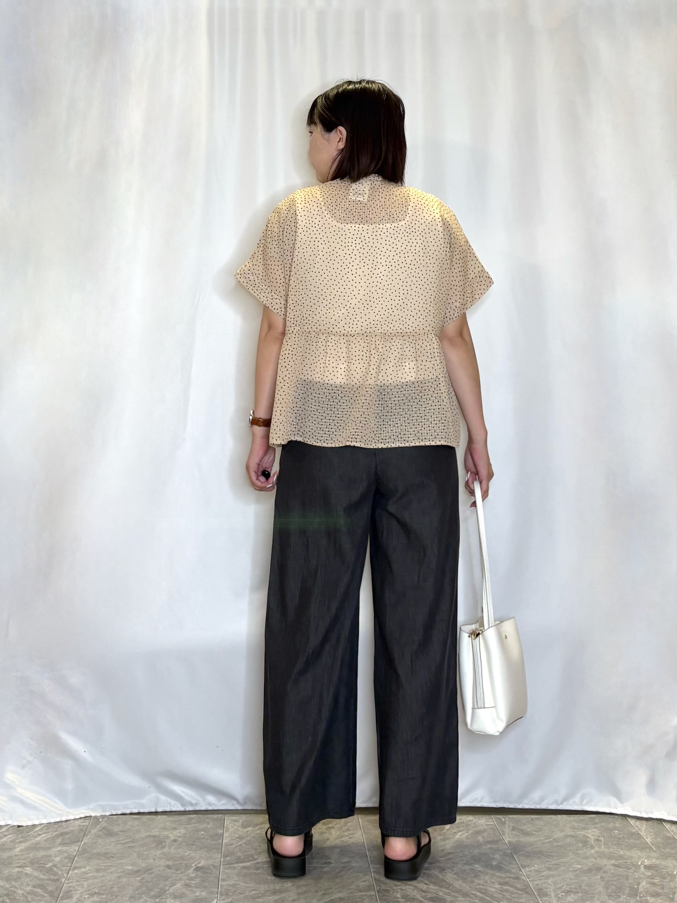 ネリさんの「SHOO･LA･RUE｜【体型カバー/洗濯機可】二の腕とお腹周りが隠せる シアーペプラムブラウス」を使ったコーディネート