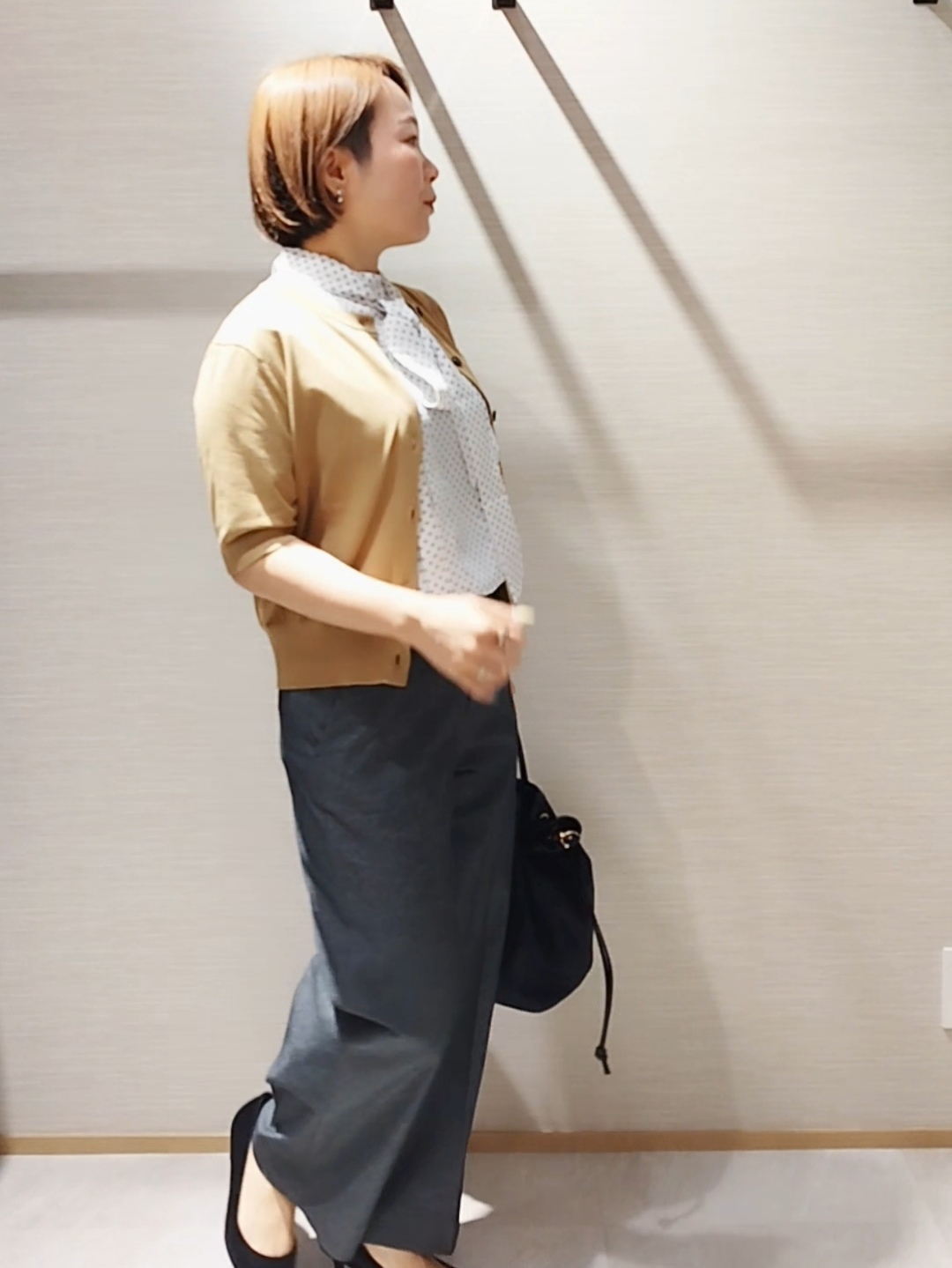 s u g iさんの「UNTITLED｜【すっきり秋羽織り/前開きボタン】ドライタッチ5分袖カーディガン」を使ったコーディネート