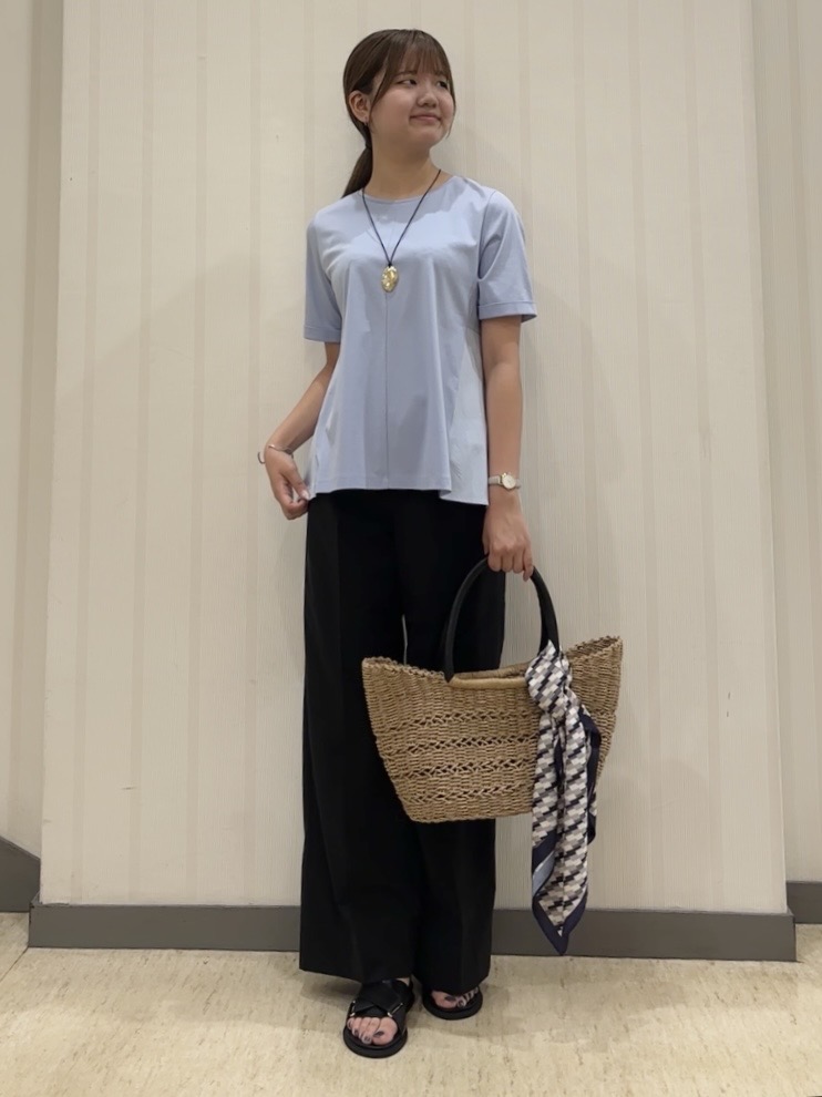 ちひさんの「INDIVI｜【バックシャン】異素材ドッキングプルオーバー」を使ったコーディネート