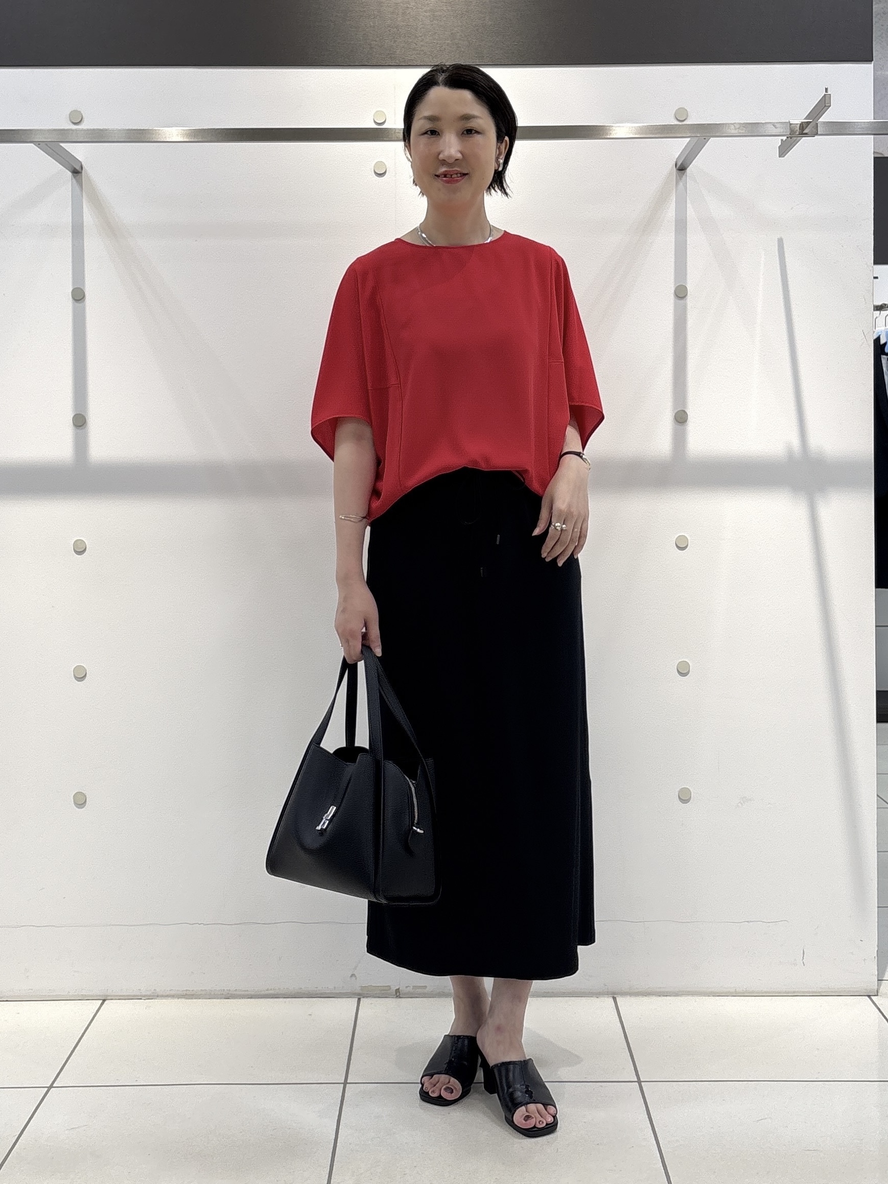 yuriさんの「INDIVI｜【UVケア／接触冷感】ジョーゼットドルマンブラウス」を使ったコーディネート