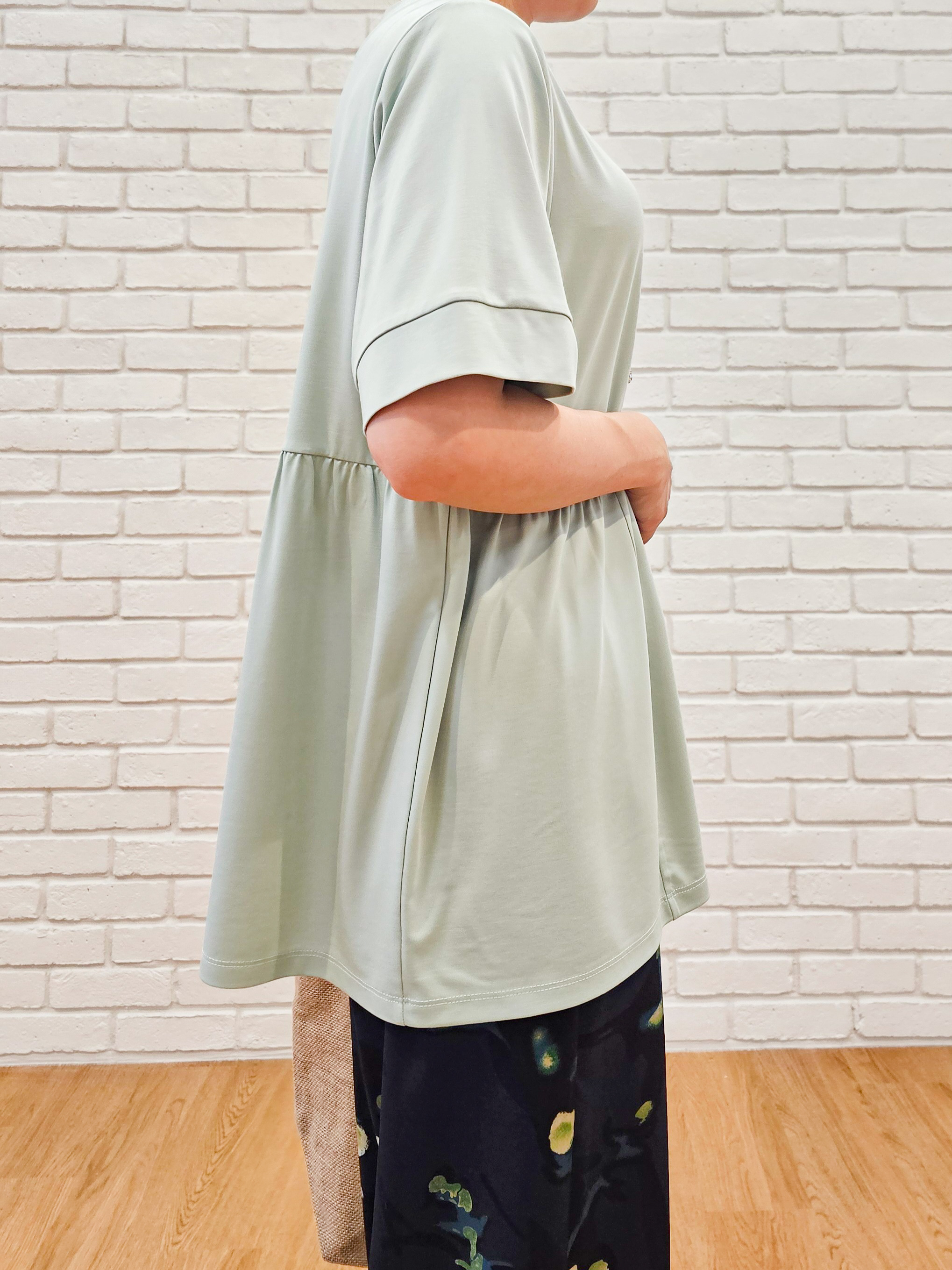 ゆゆさんの「SHOO･LA･RUE｜【S-LL/洗濯機可/UV】インせず着られる サイドギャザー切替トップス」を使ったコーディネート