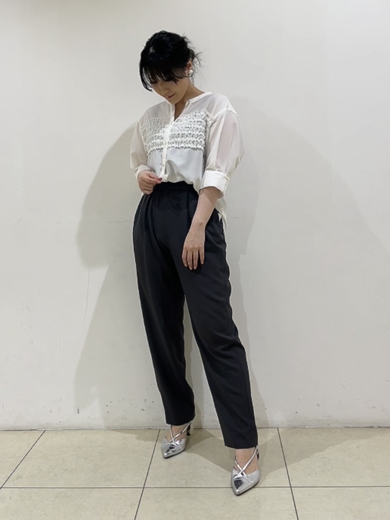watanabeさんの「UNTITLED｜【接触冷感/通気性/洗える】フロントフリルブラウス」を使ったコーディネート