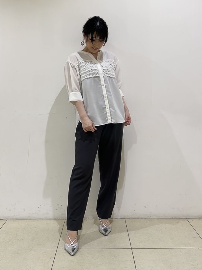 watanabeさんの「UNTITLED｜【接触冷感/通気性/洗える】フロントフリルブラウス」を使ったコーディネート